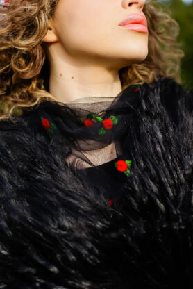 Pink collar with zipper and jersey border. Natural fabrics, original design, handmade embroidery