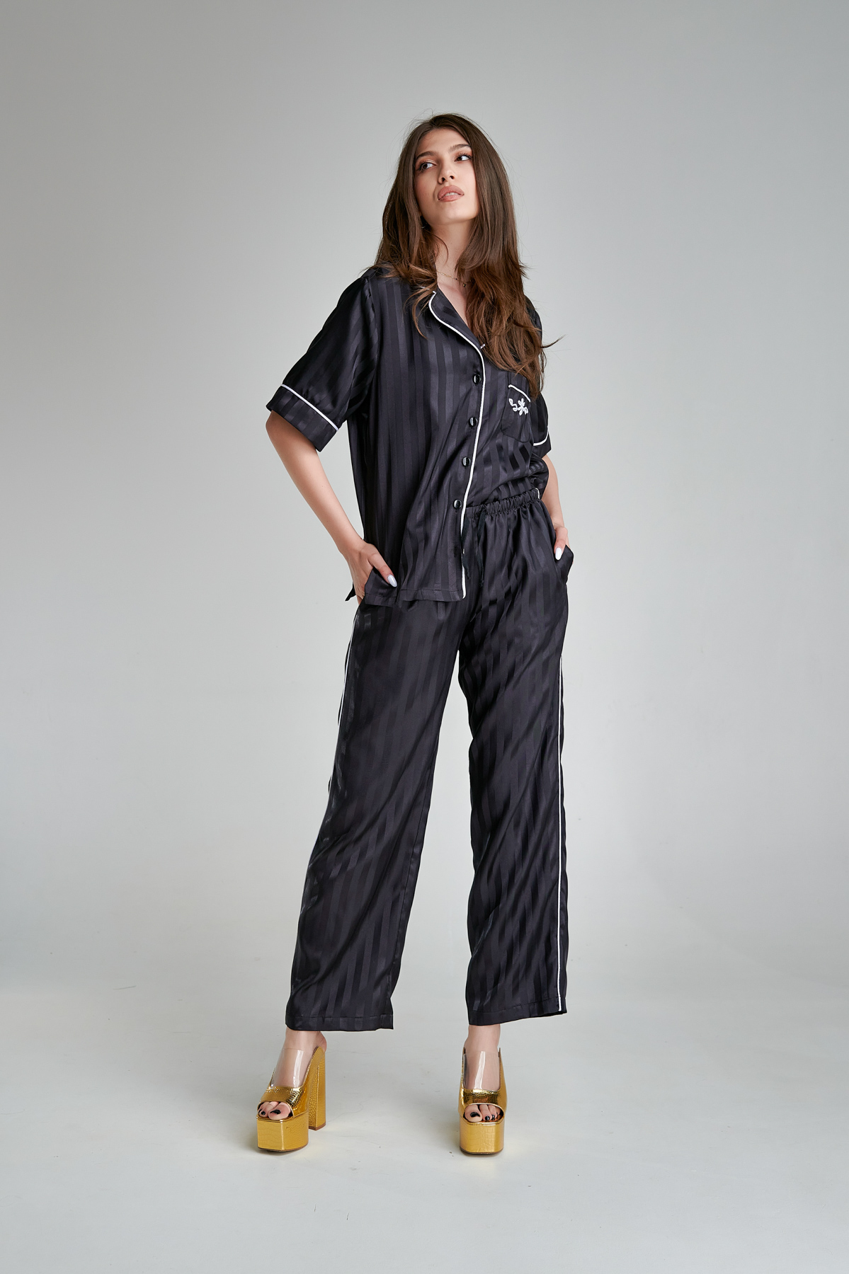 Pantalon scurt SURY din viscoza satinata negru. Materiale naturale, design unicat, cu broderie si aplicatii handmade