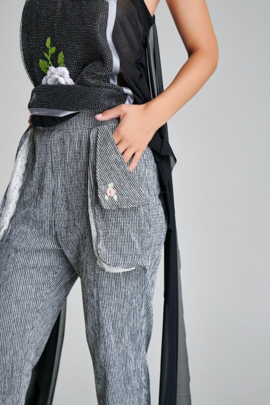 Bluza AXEL negru cu bretele spaghetti si broderie florala. Materiale naturale, design unicat, cu broderie si aplicatii handmade