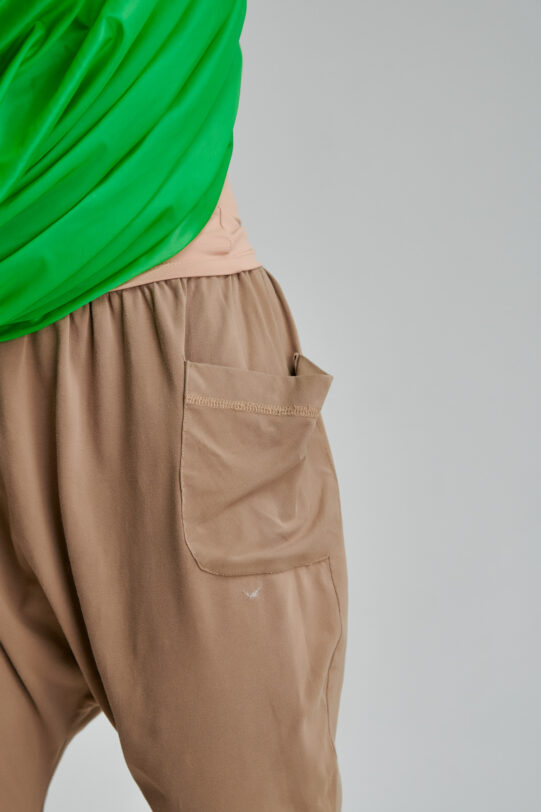 Pantalon scurt HOLLY din jerse cu turul usor lasat. Materiale naturale, design unicat, cu broderie si aplicatii handmade