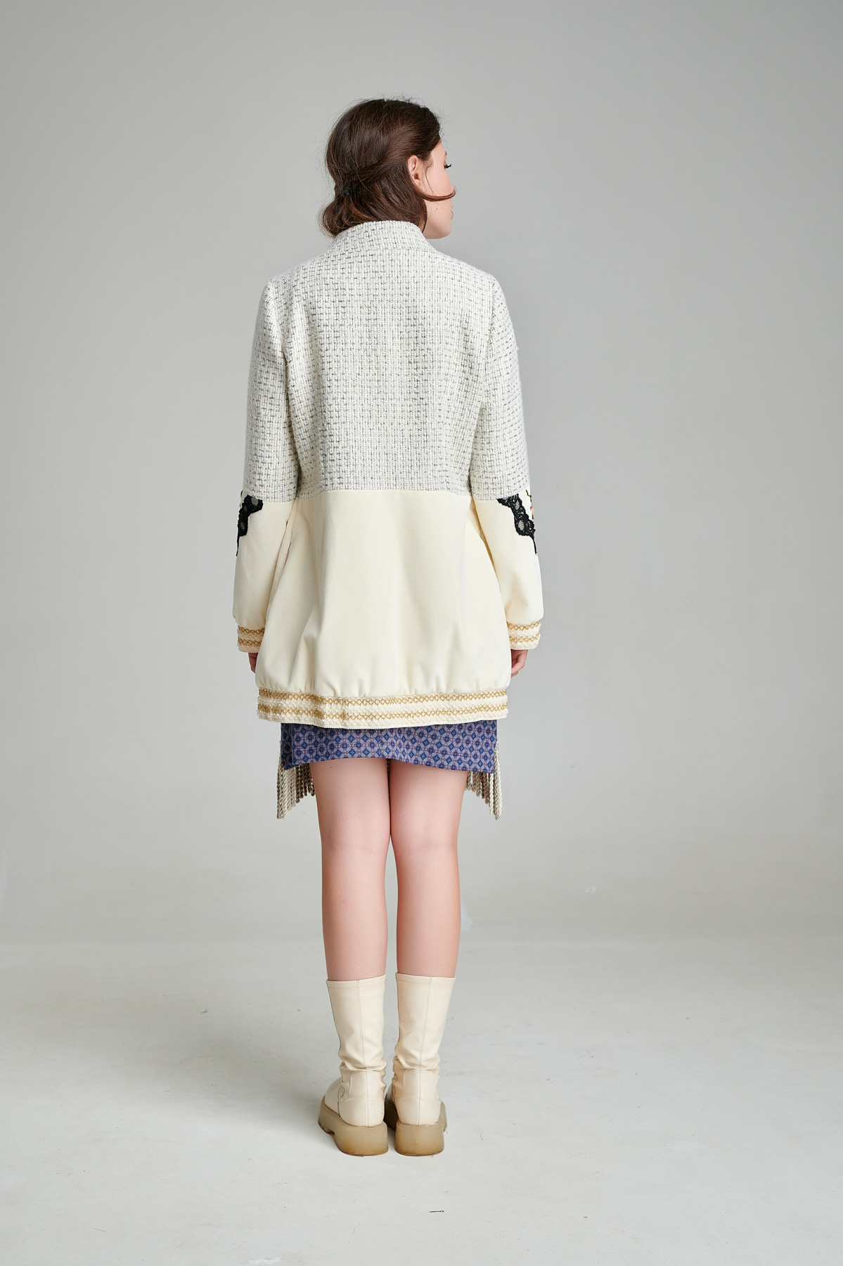 Jacheta KENDA alba eleganta din catifea si lana. Materiale naturale, design unicat, cu broderie si aplicatii handmade