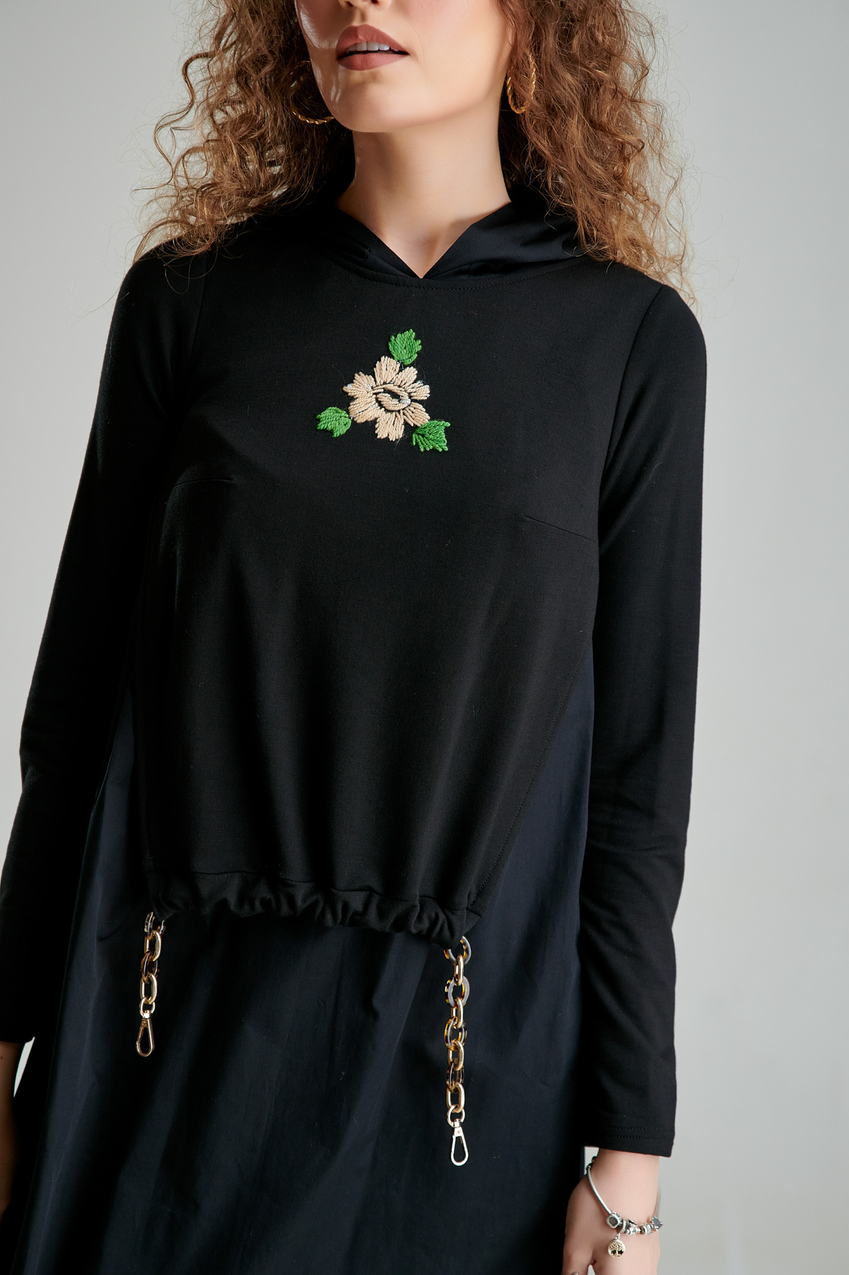 INDRA casual dress in black poplin and punto roma. Natural fabrics, original design, handmade embroidery