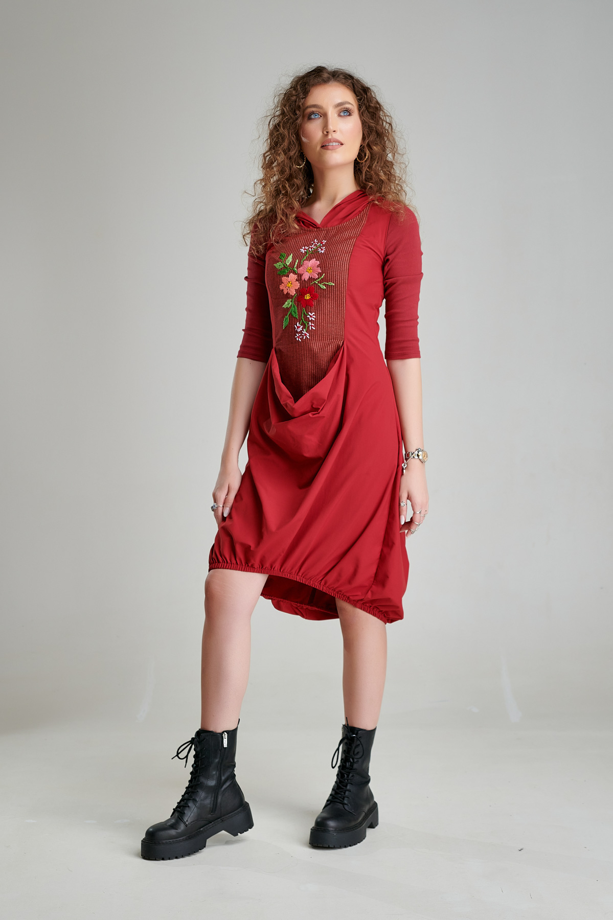 MARIMAR casual dress with hood and floral embroidery. Natural fabrics, original design, handmade embroidery