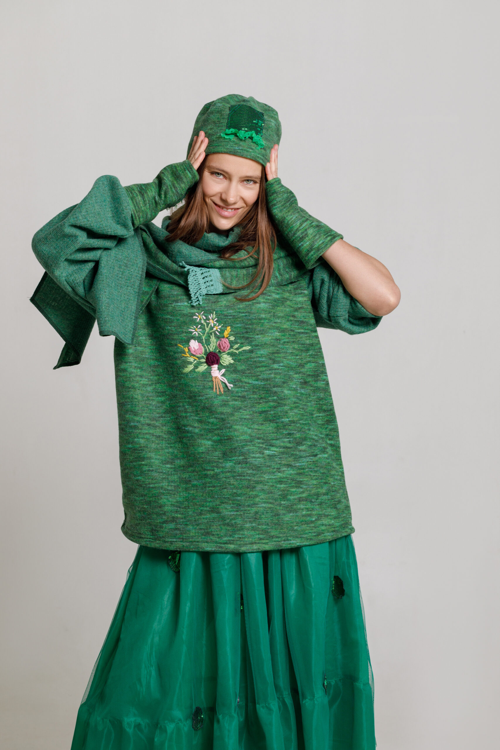 Căciulă din tricot verde. Materiale naturale, design unicat, cu broderie si aplicatii handmade