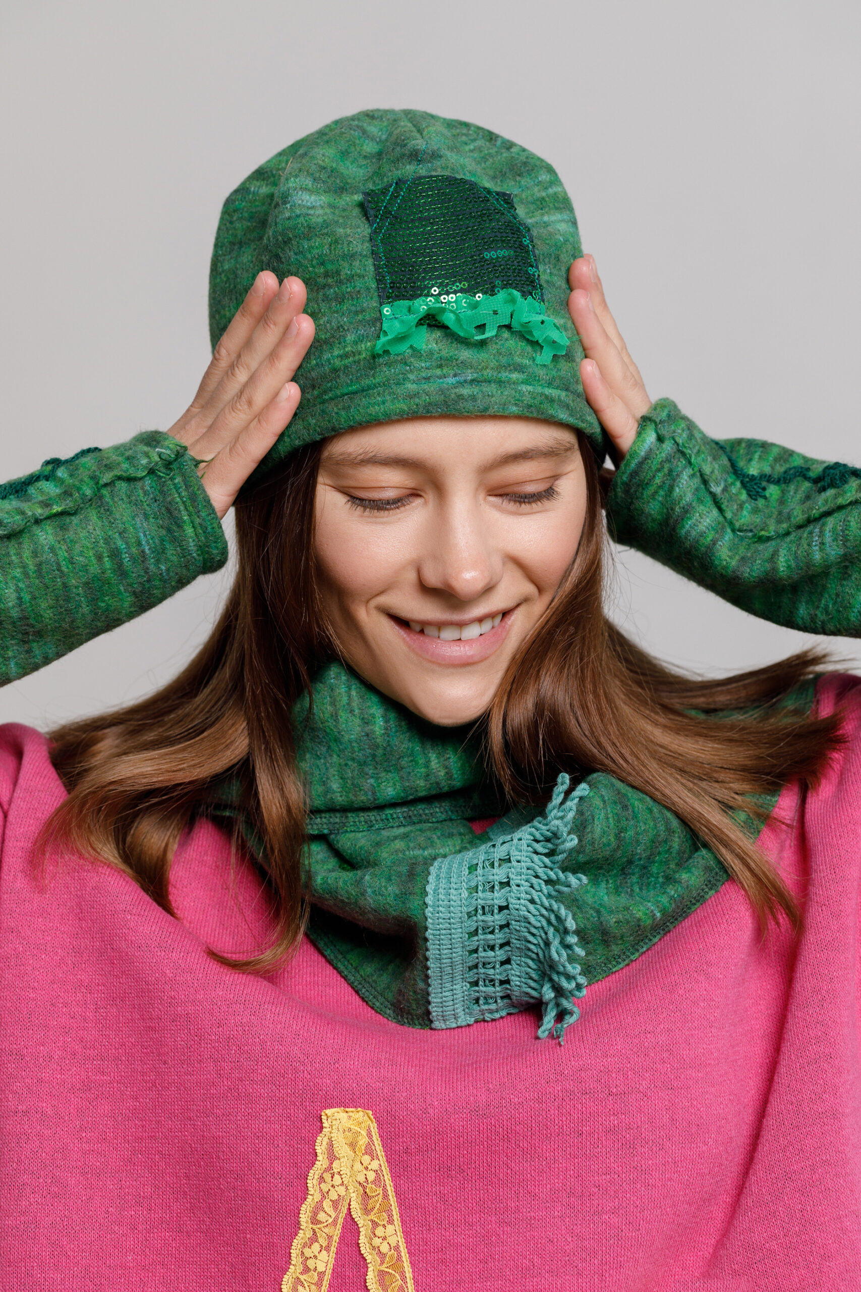 Fular din tricot verde. Materiale naturale, design unicat, cu broderie si aplicatii handmade