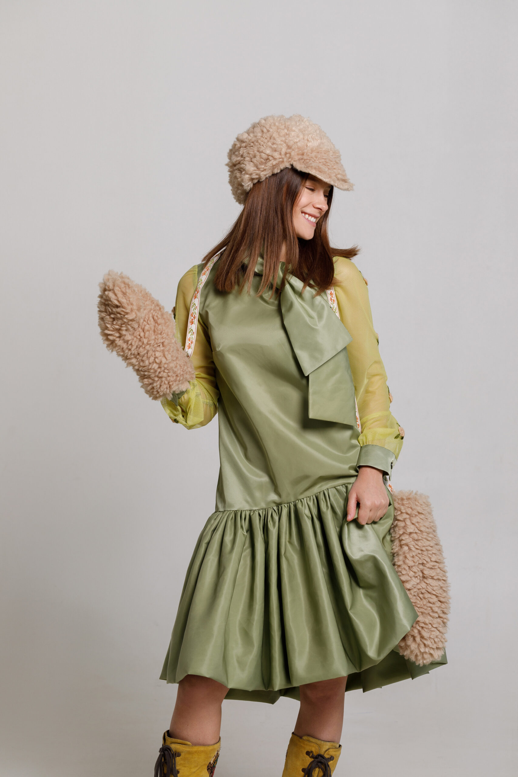 DRESS AMORA casual green satin and mesh. Natural fabrics, original design, handmade embroidery