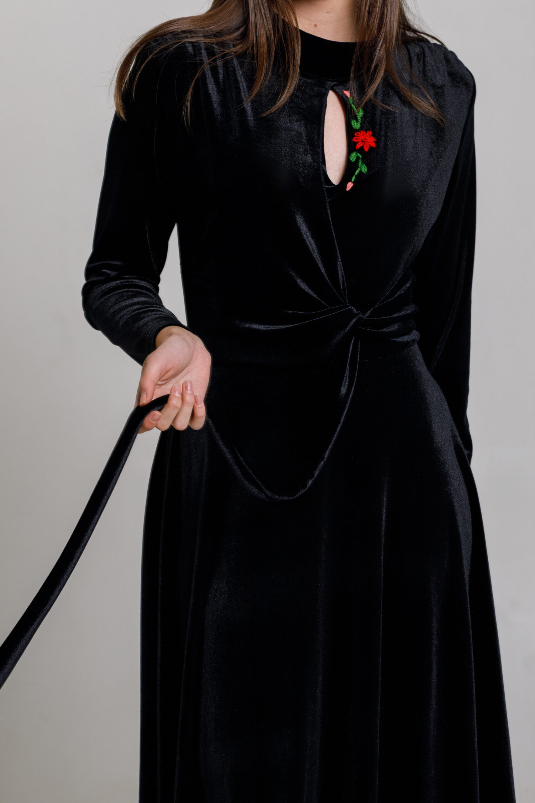 Rochie RYLEI elegantă din catifea neagră. Materiale naturale, design unicat, cu broderie si aplicatii handmade