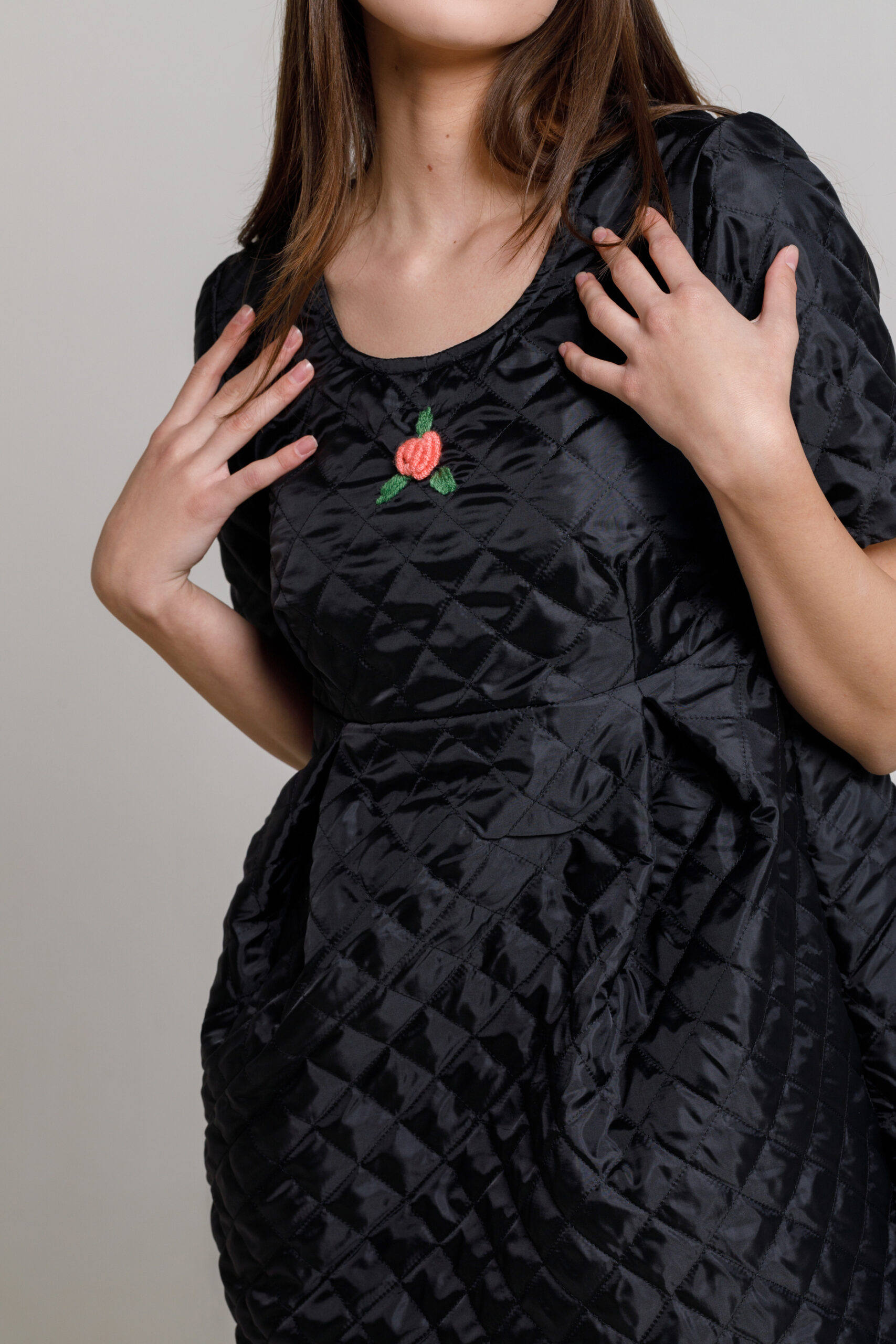 Rochie WILLA casual din matlasat negru. Materiale naturale, design unicat, cu broderie si aplicatii handmade