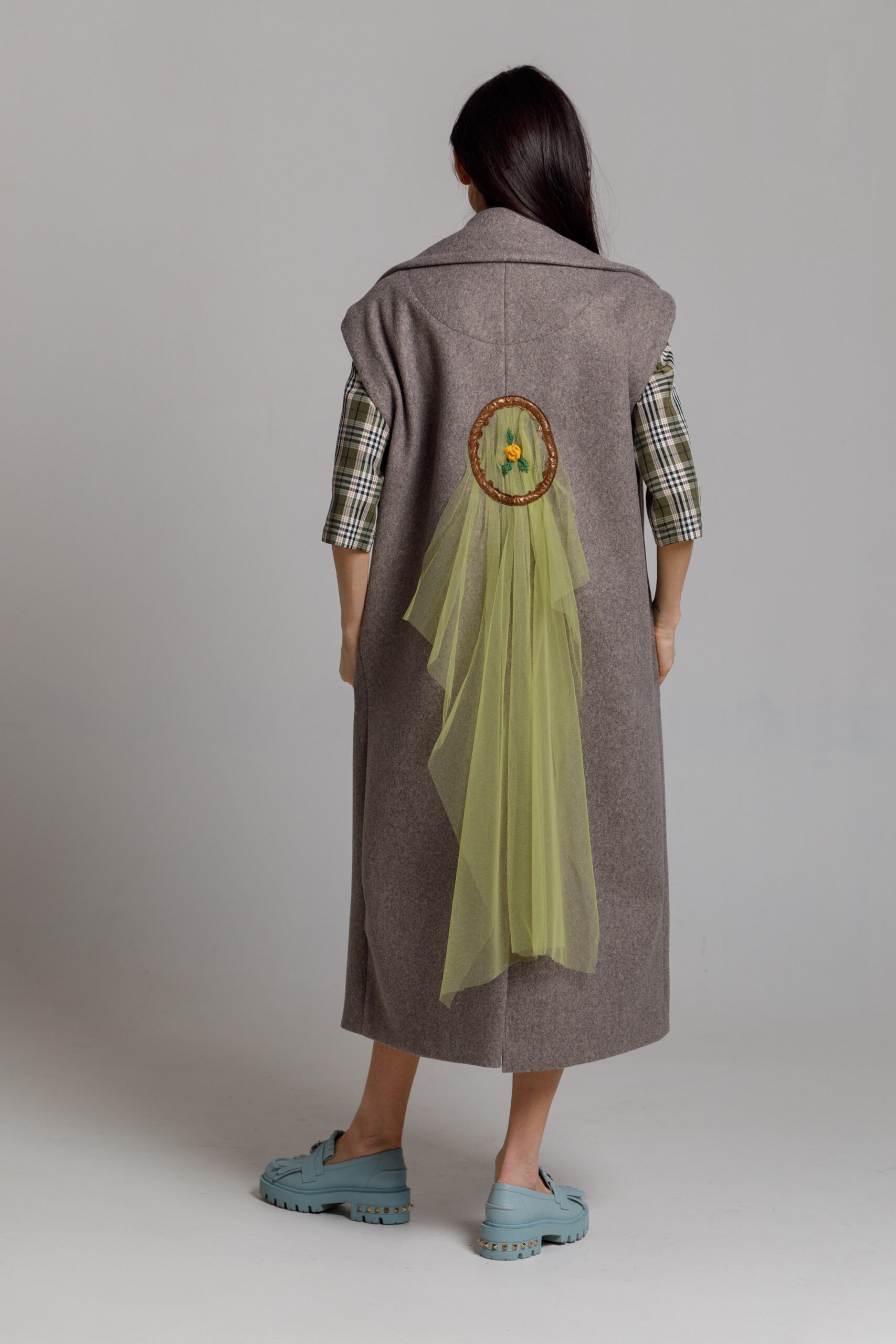Vesta KAIDA gri, din stofa cu aplicatie tul. Materiale naturale, design unicat, cu broderie si aplicatii handmade