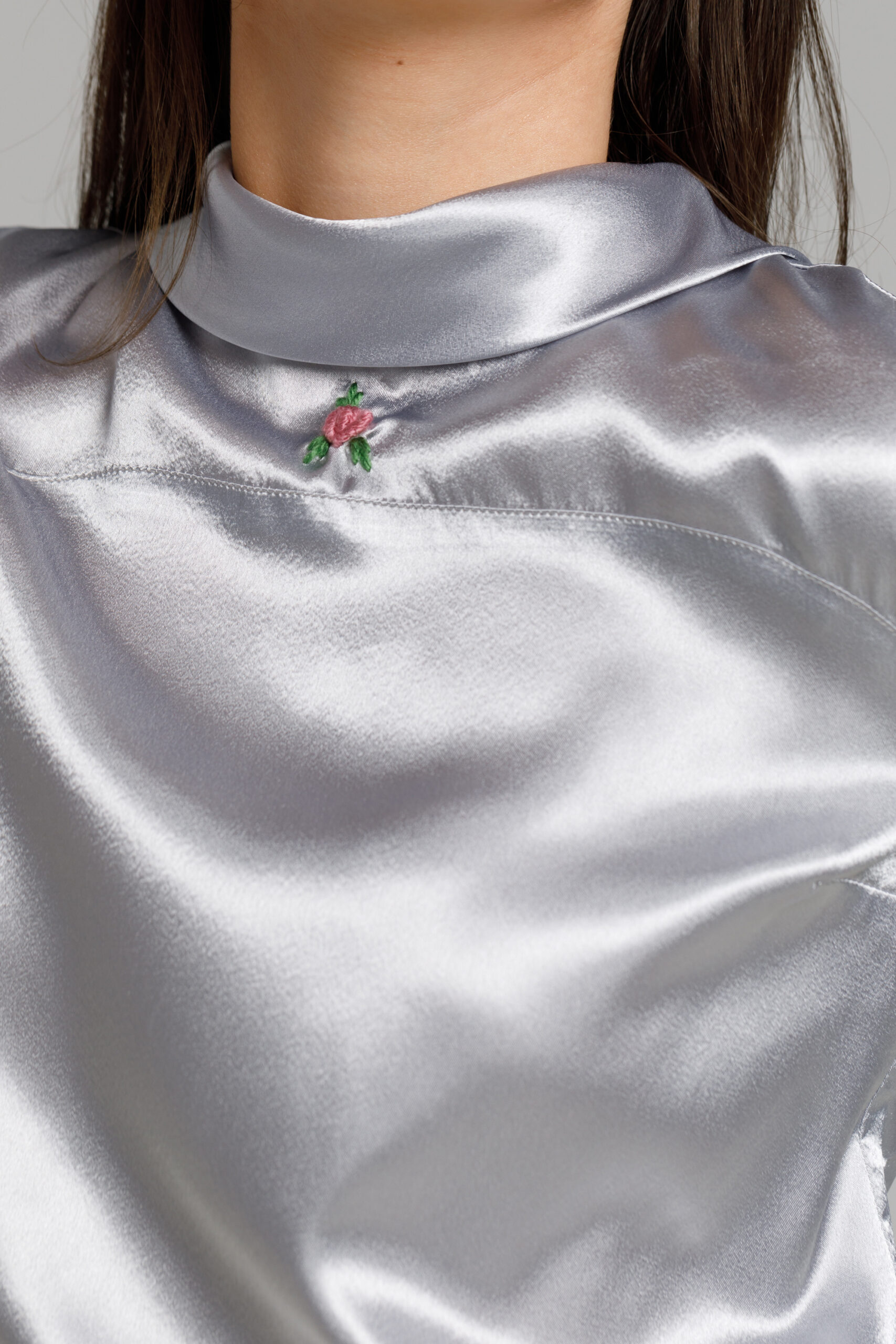 Bluza ERWIN casual din tesatura de saten argintiu. Materiale naturale, design unicat, cu broderie si aplicatii handmade