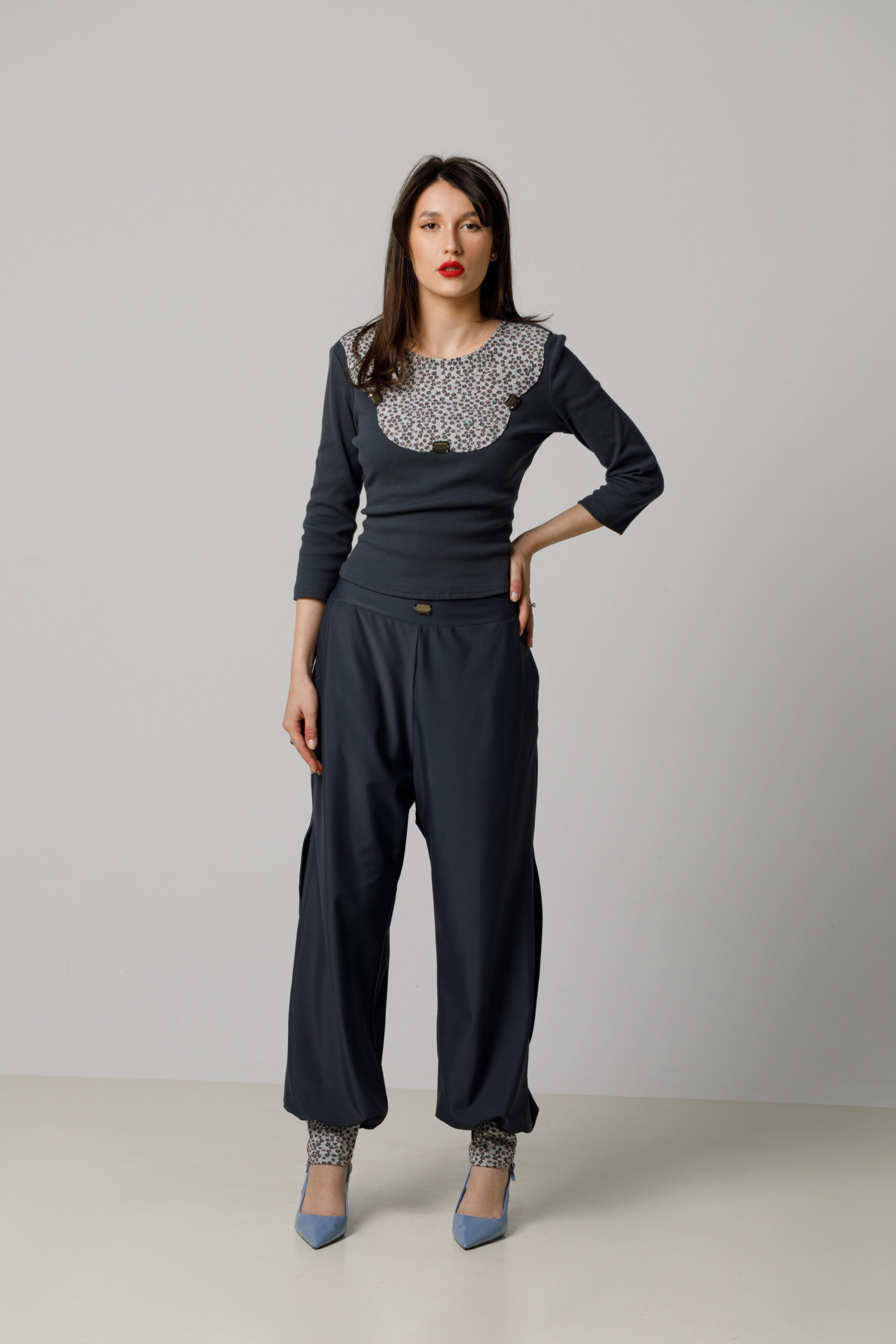 COCO GRAY CASUAL PANTS WITH FLORAL DETAIL. Natural fabrics, original design, handmade embroidery