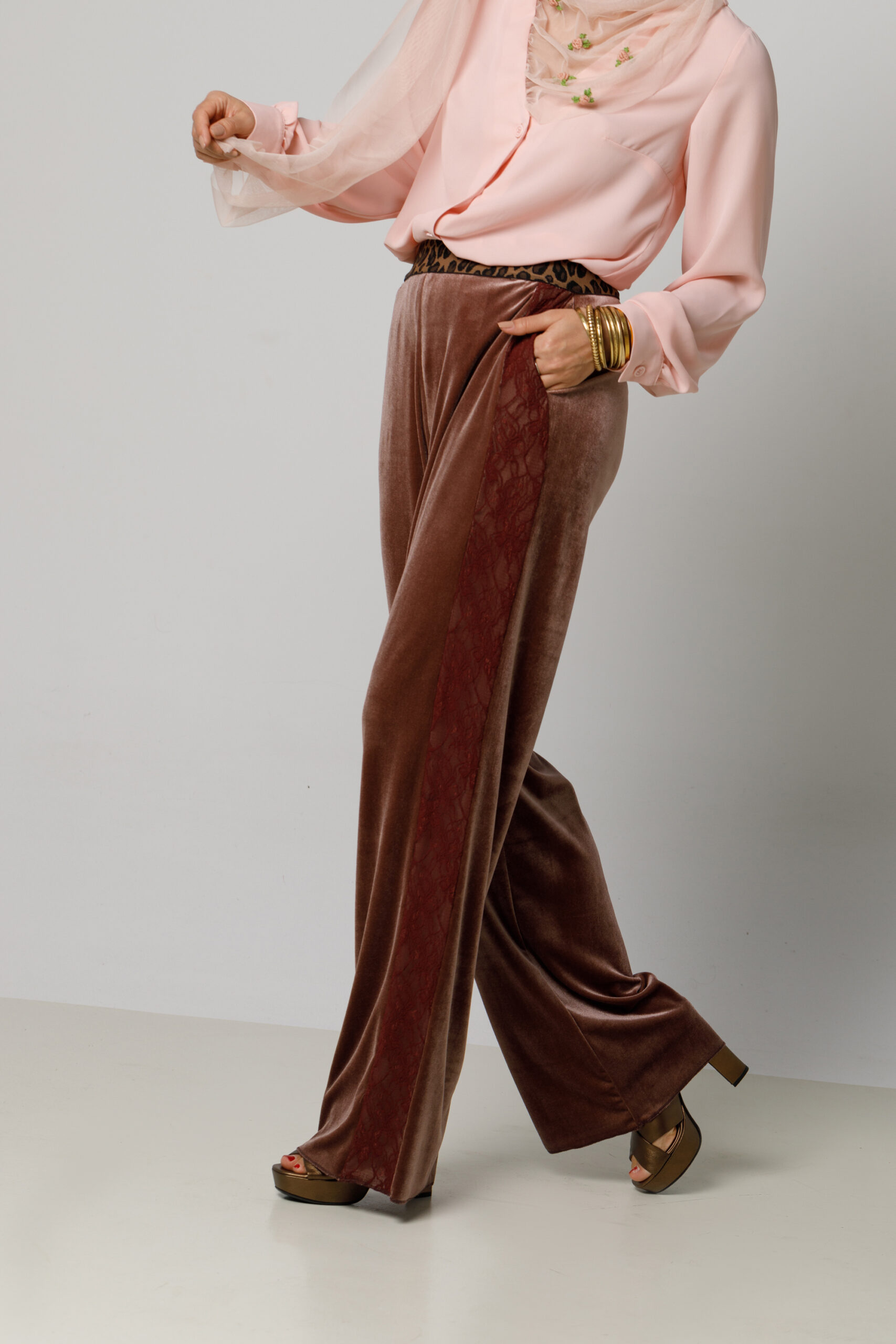 Pantalon MARIO maro cu banda laterala din dantela. Materiale naturale, design unicat, cu broderie si aplicatii handmade