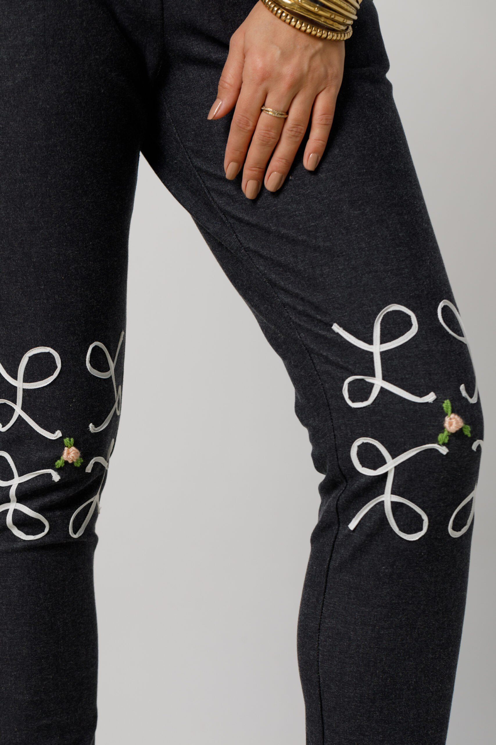 Pantalon SACSY gri casual din blug. Materiale naturale, design unicat, cu broderie si aplicatii handmade