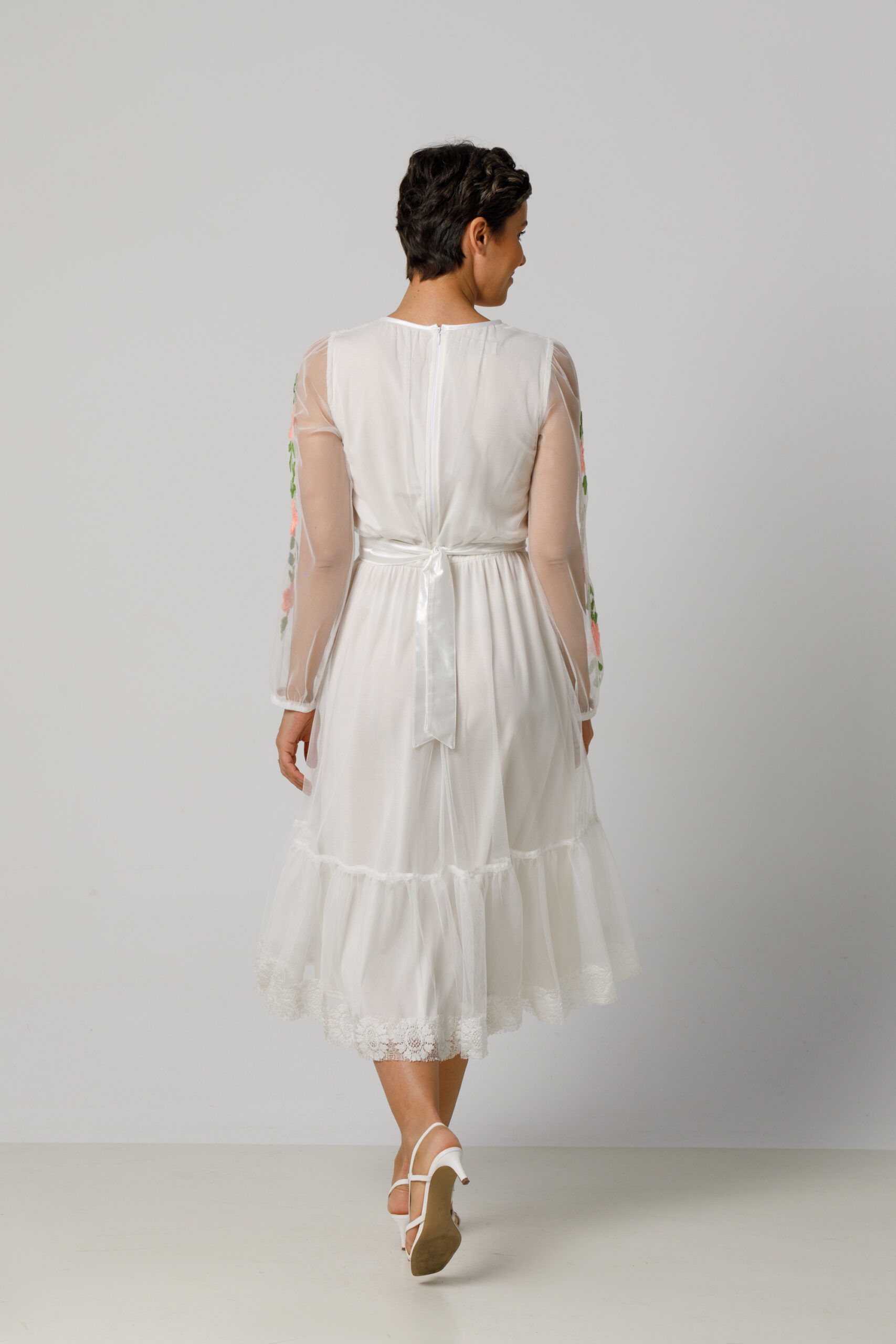 AMARIS Elegant white dress made of tulle and lace. Natural fabrics, original design, handmade embroidery
