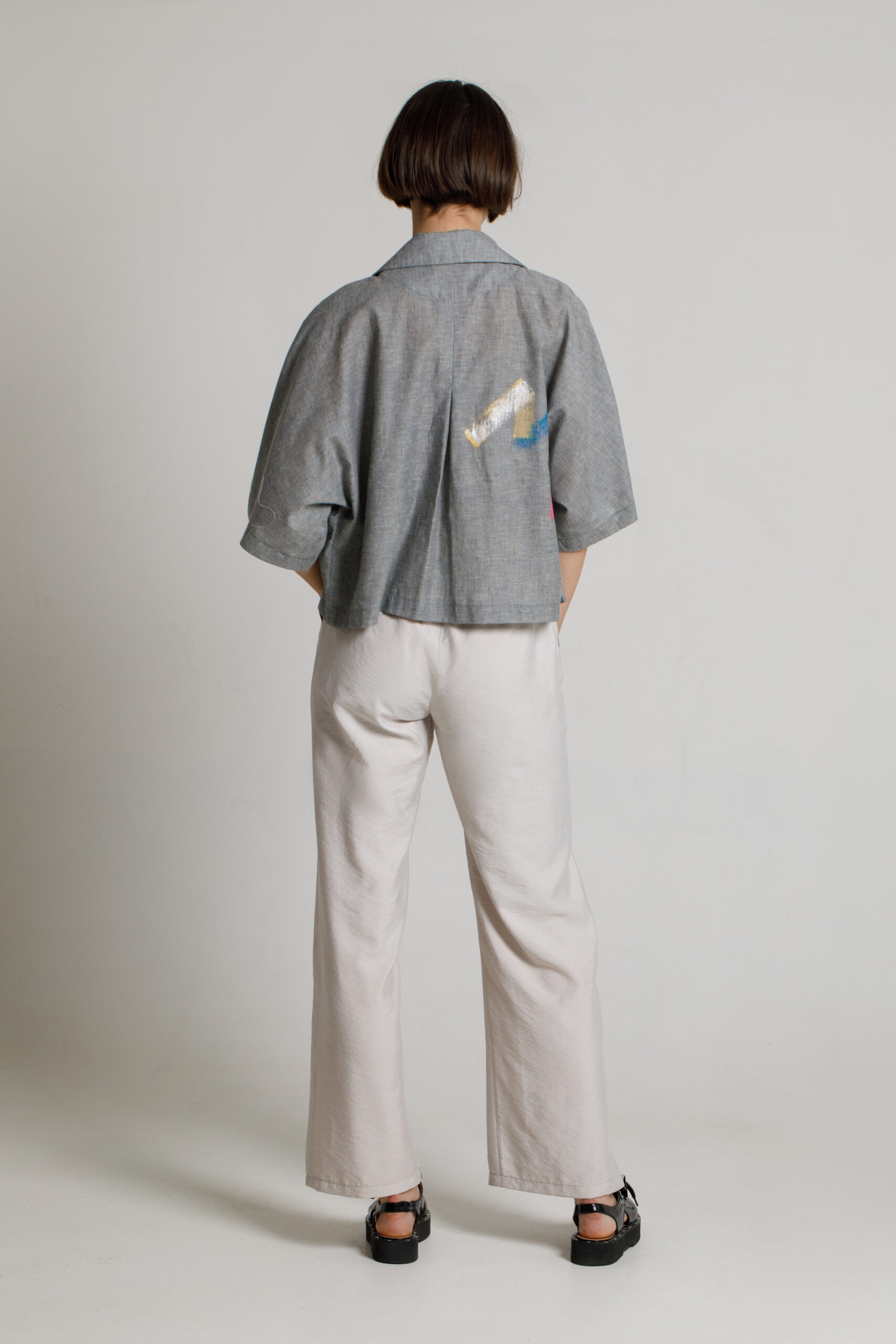 Jacheta KIT casual din poplin gri pictata manual. Materiale naturale, design unicat, cu broderie si aplicatii handmade