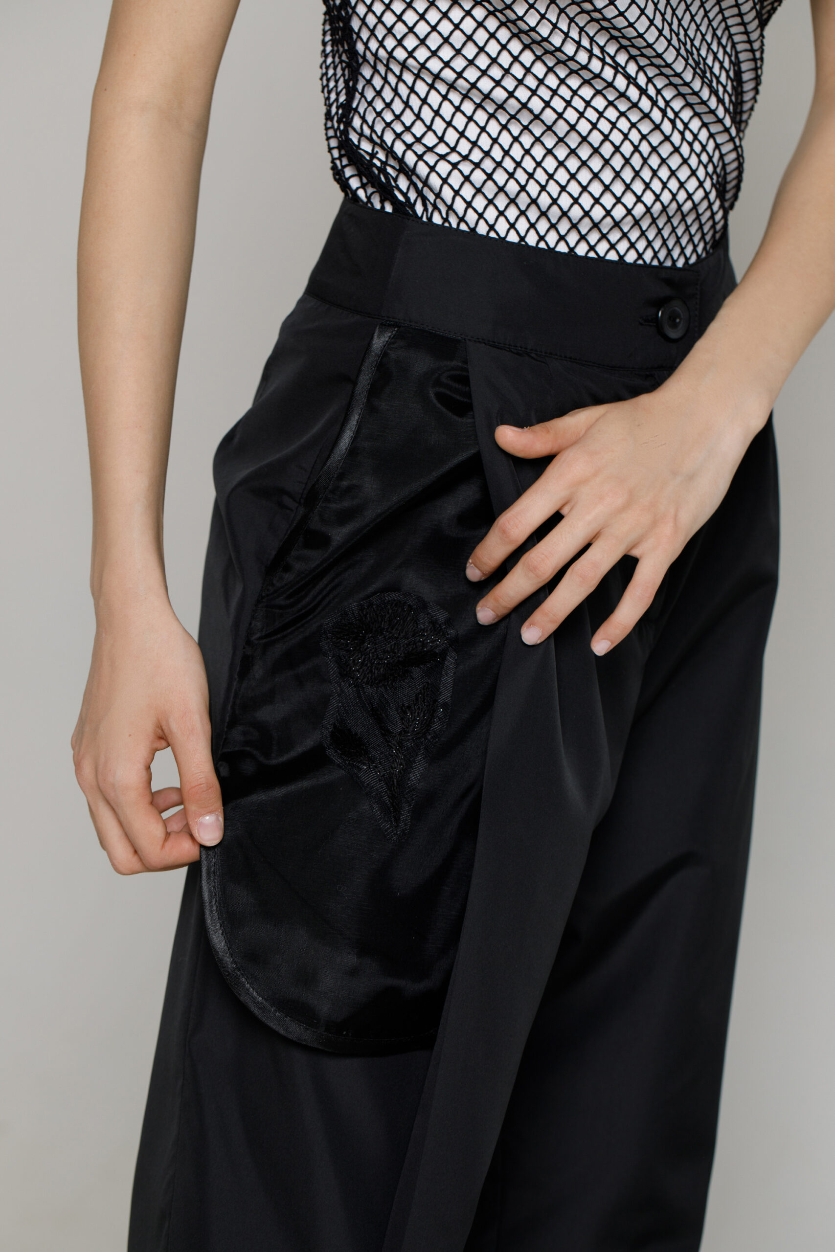 Pantalon ROCO elegant negru din viscoza si organza. Materiale naturale, design unicat, cu broderie si aplicatii handmade