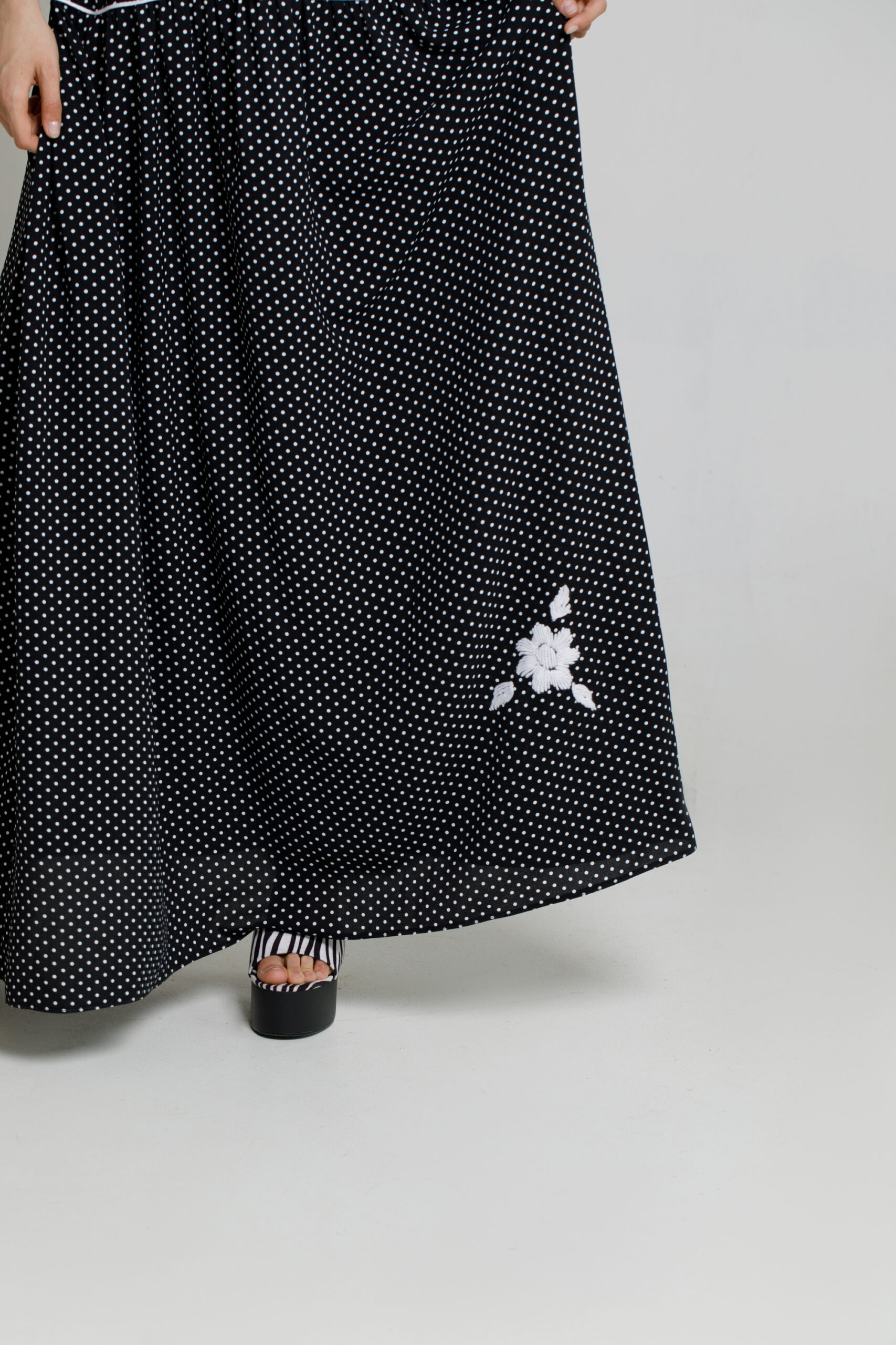 Rochie ARABELA lunga casual din viscoza neagra. Materiale naturale, design unicat, cu broderie si aplicatii handmade
