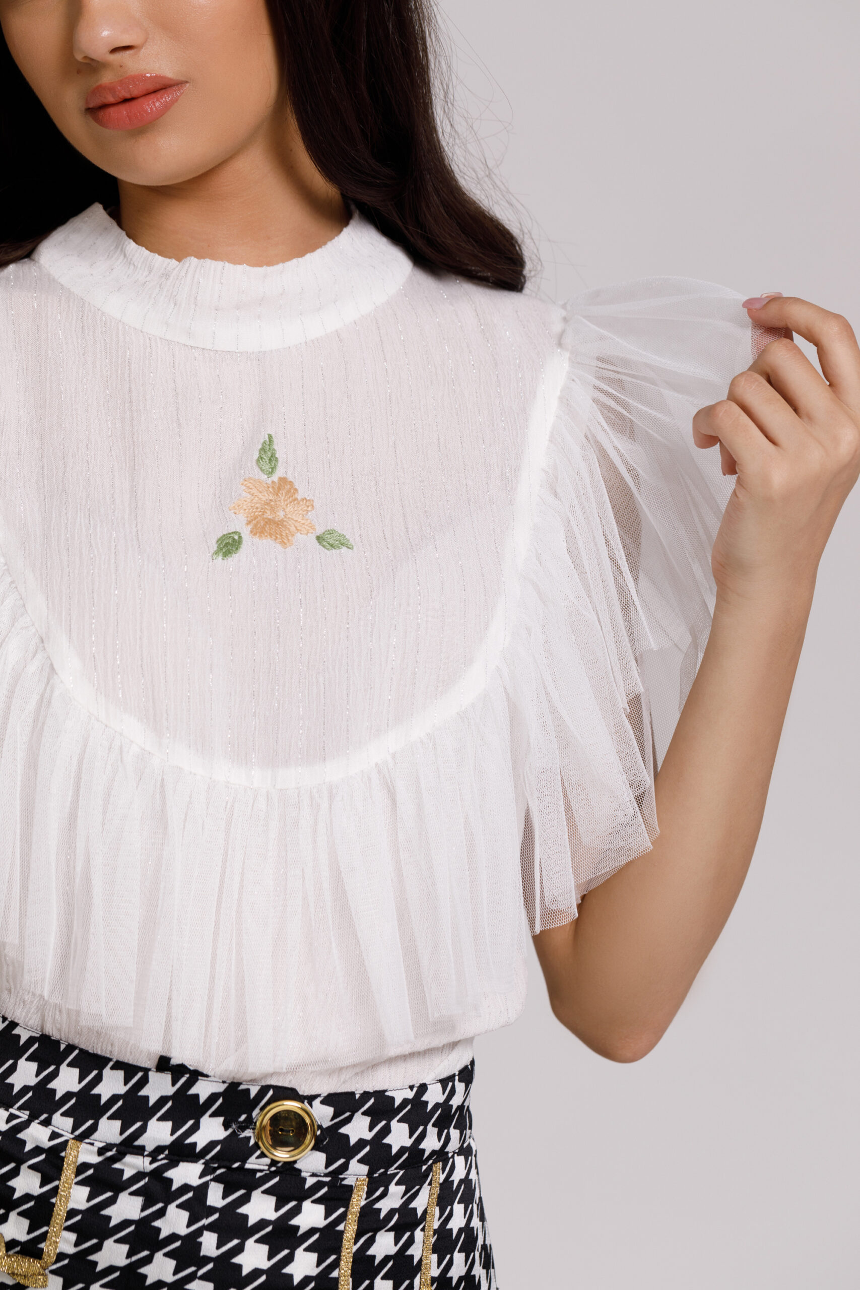 MARY Casual blouse in fused canvas with white tulle ruffle. Natural fabrics, original design, handmade embroidery