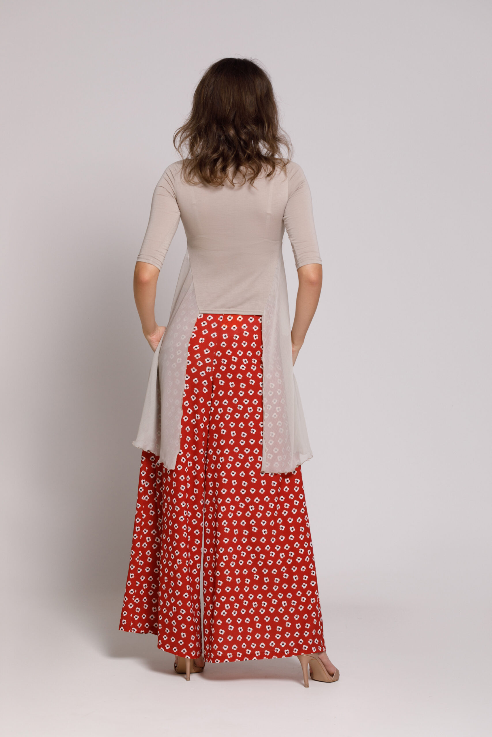 Pantalon USTIN casual din viscoza cu imprimeu floral caramiziu. Materiale naturale, design unicat, cu broderie si aplicatii handmade