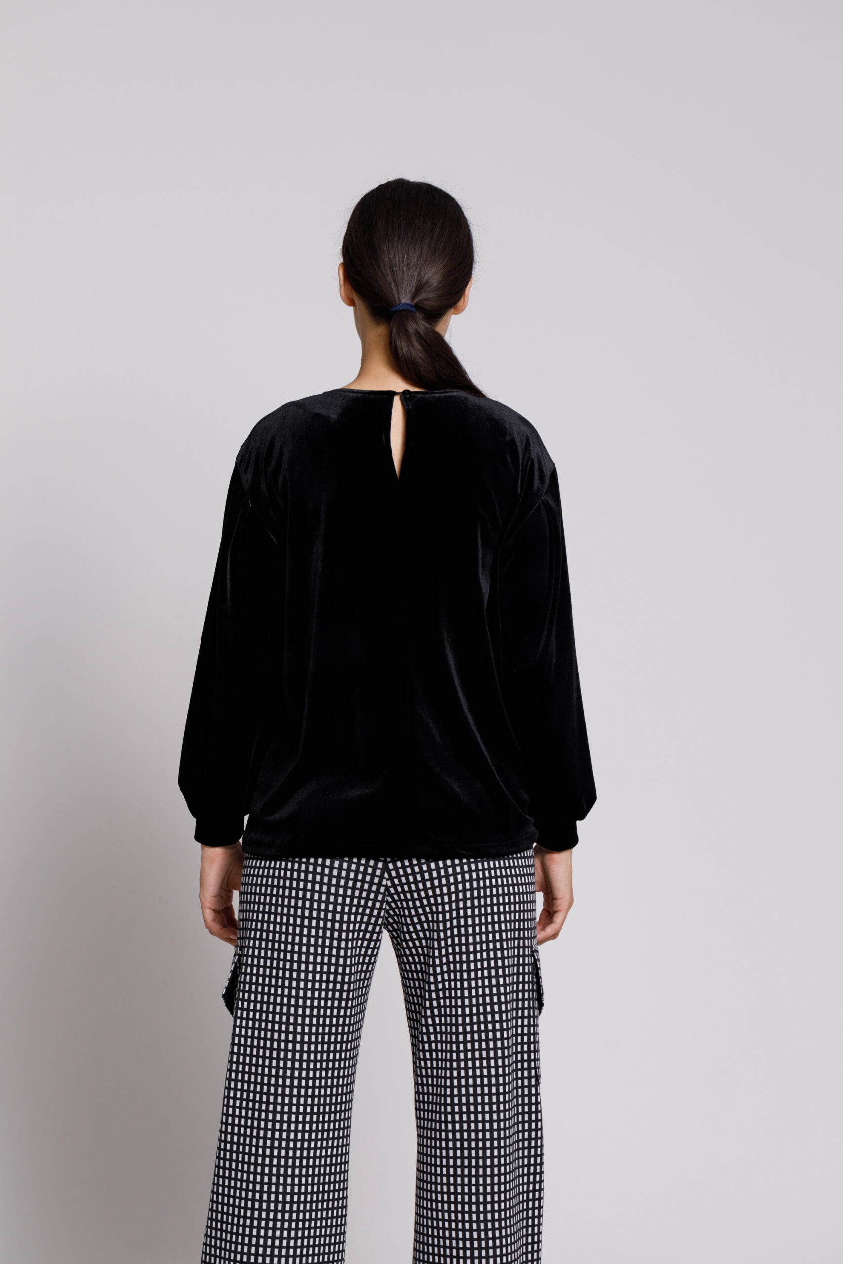 Bluza EVE casual din catifea neagra. Materiale naturale, design unicat, cu broderie si aplicatii handmade