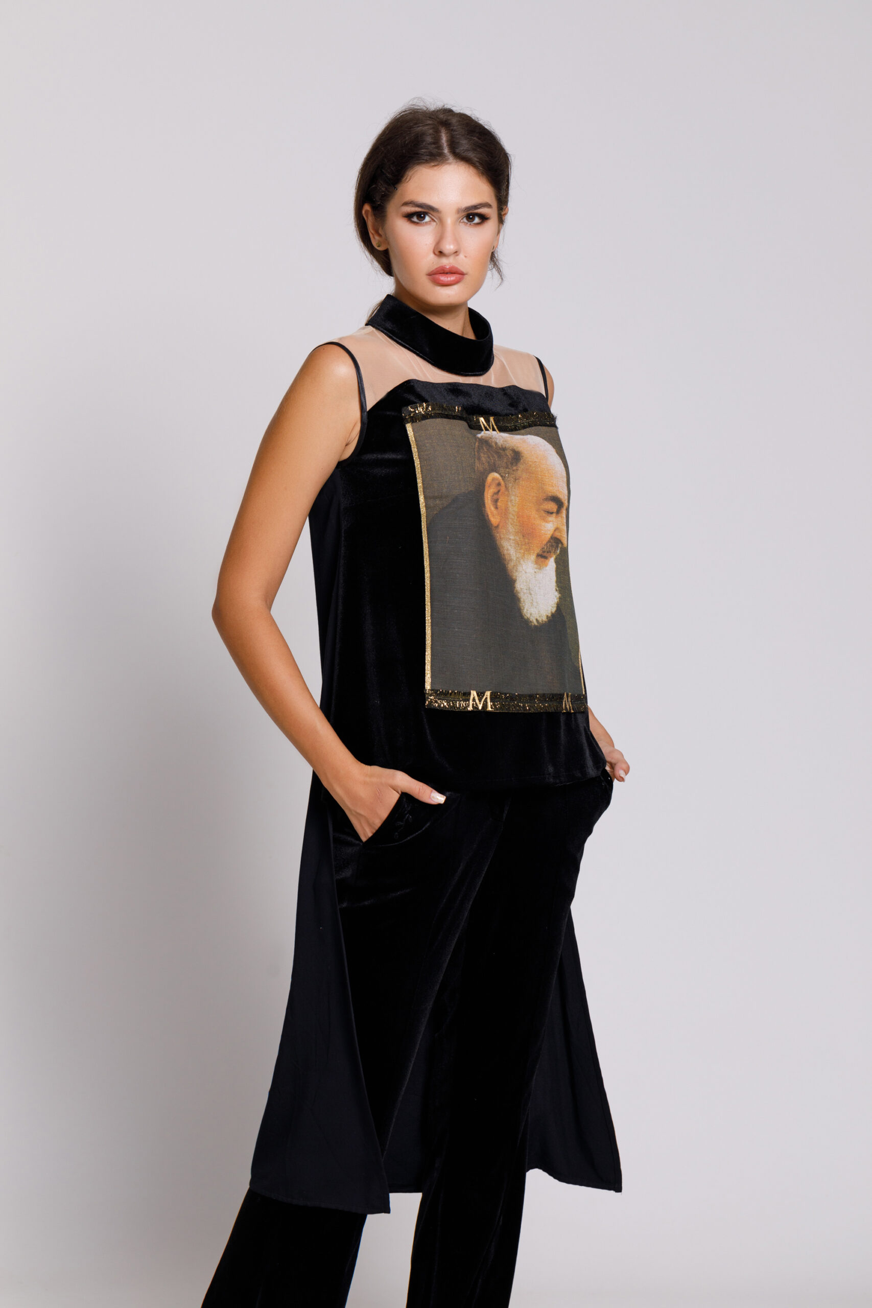 Bluza PAPY eleganta neagra cu aplicatie tip tablou. Materiale naturale, design unicat, cu broderie si aplicatii handmade