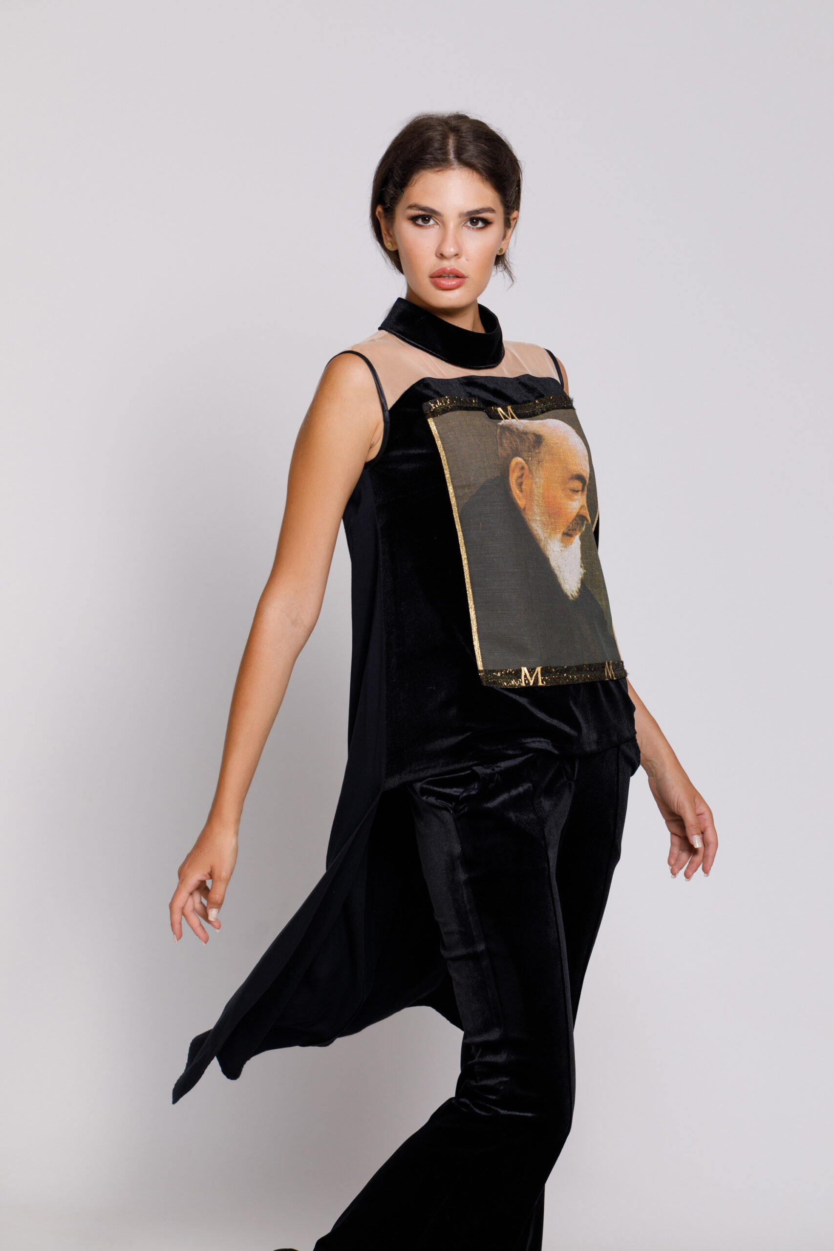 Bluza PAPY eleganta neagra cu aplicatie tip tablou. Materiale naturale, design unicat, cu broderie si aplicatii handmade