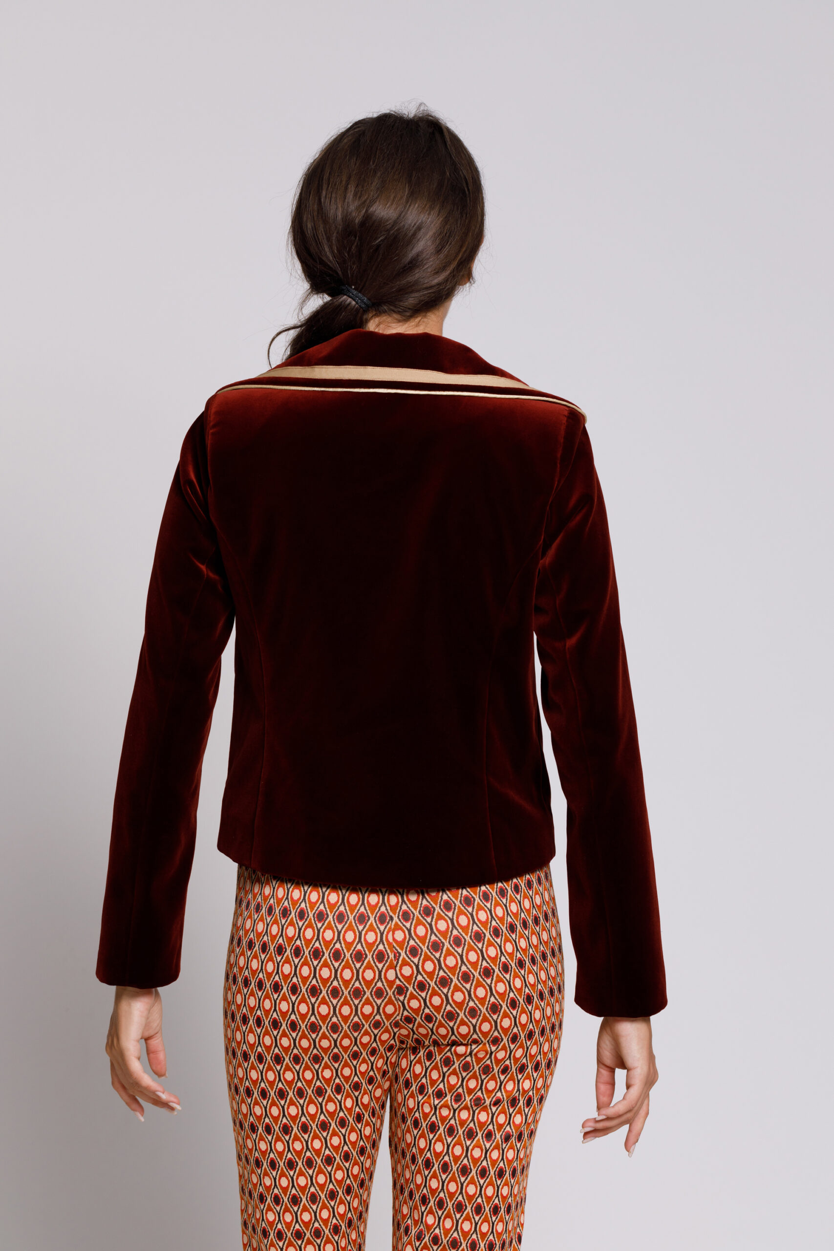 Jacheta DAVINA eleganta din catifea caramiziu. Materiale naturale, design unicat, cu broderie si aplicatii handmade