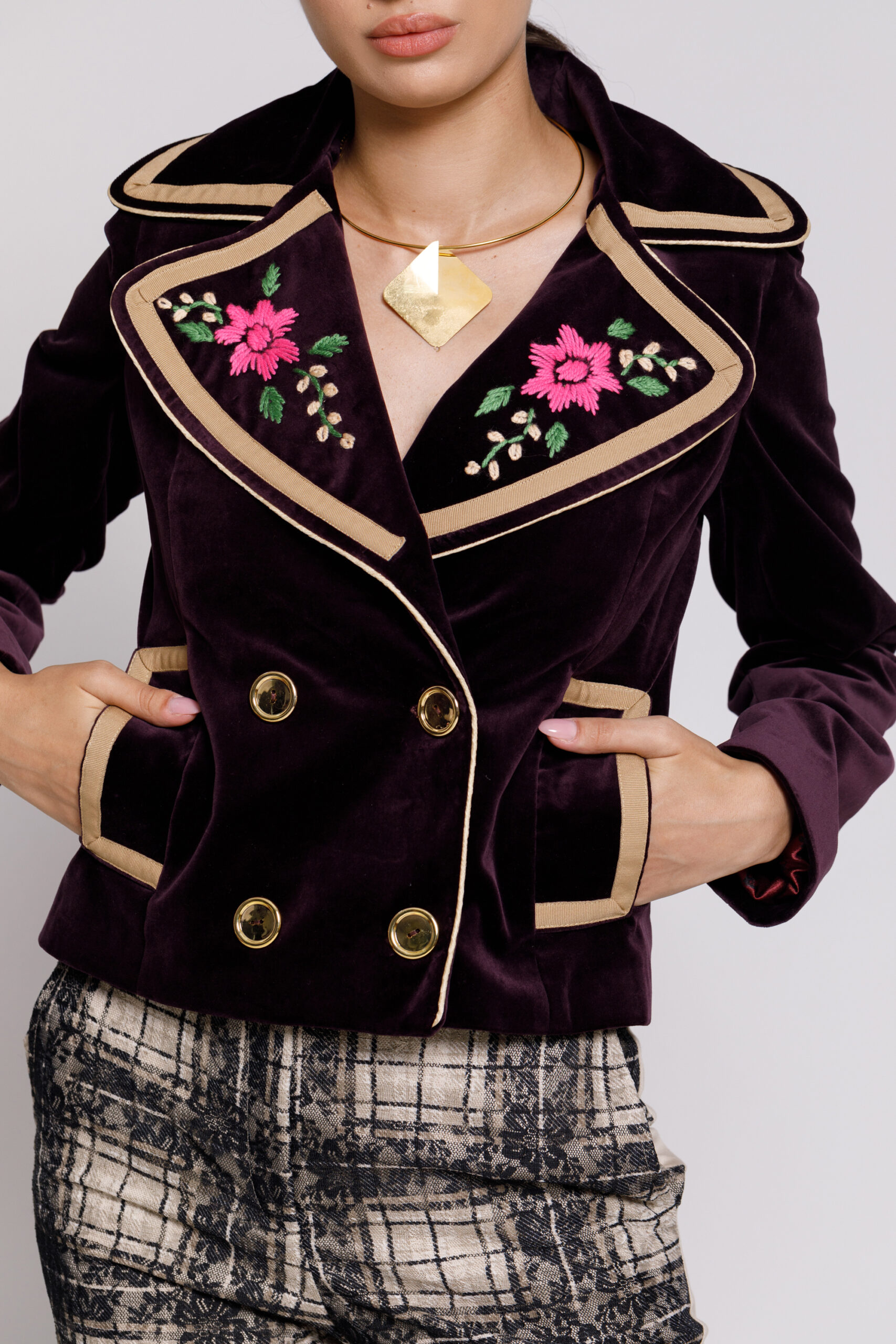 Jacheta DAVINA eleganta din catifea violet cu broderie. Materiale naturale, design unicat, cu broderie si aplicatii handmade