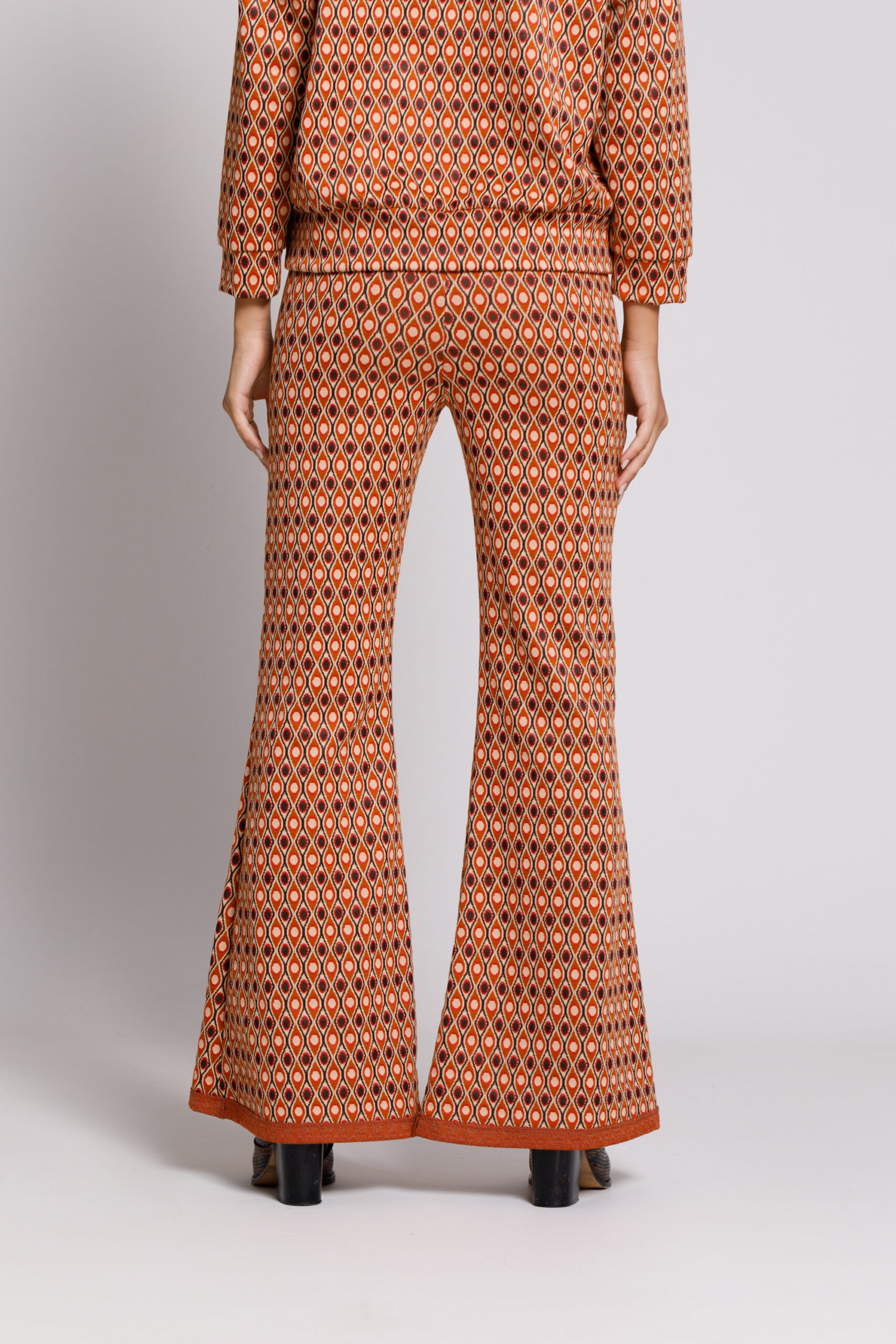 Pantalon ARLO 23 evazat cu imprimeu geometric. Materiale naturale, design unicat, cu broderie si aplicatii handmade