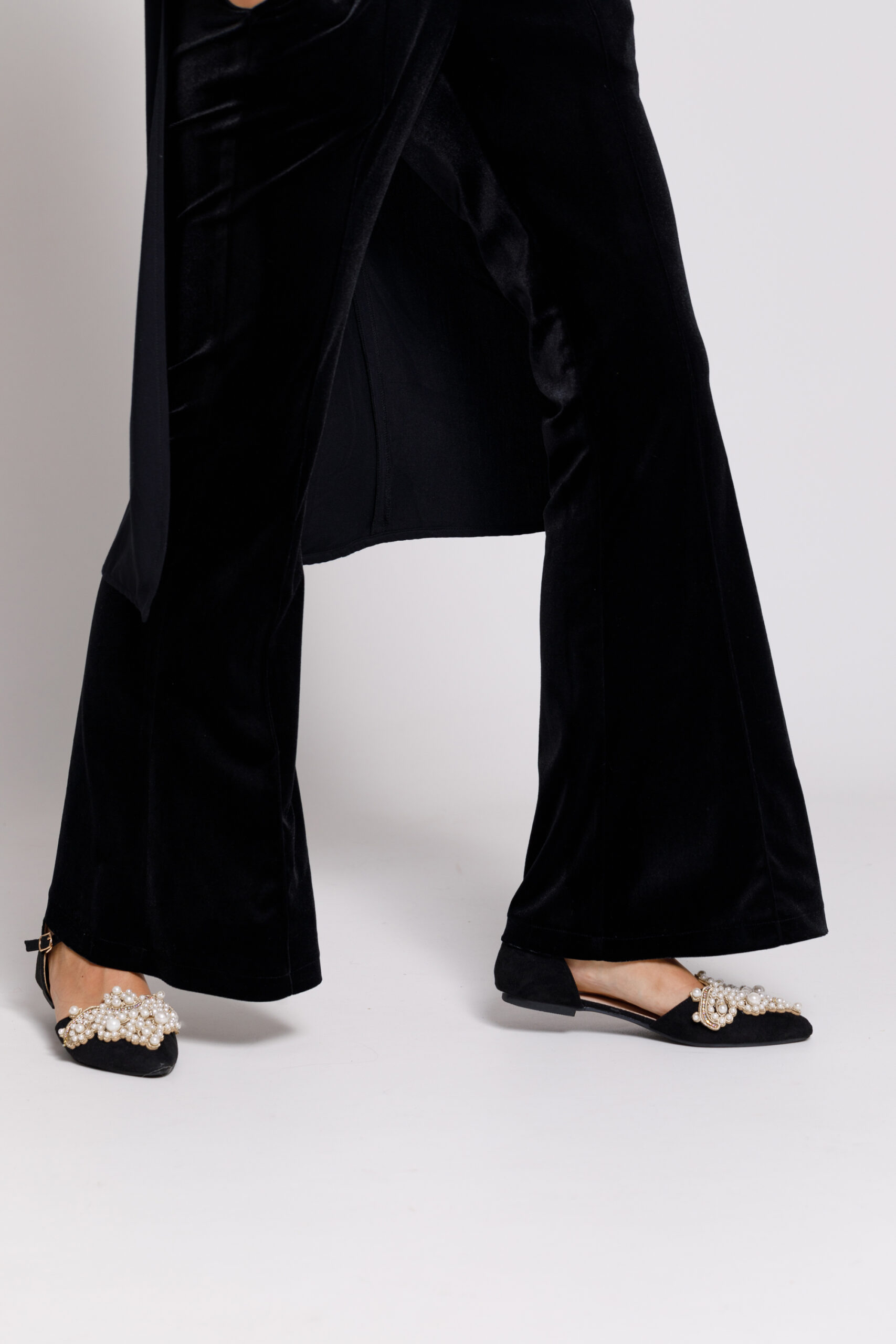 Pantalon ENNIS din catifea neagra evazati. Materiale naturale, design unicat, cu broderie si aplicatii handmade