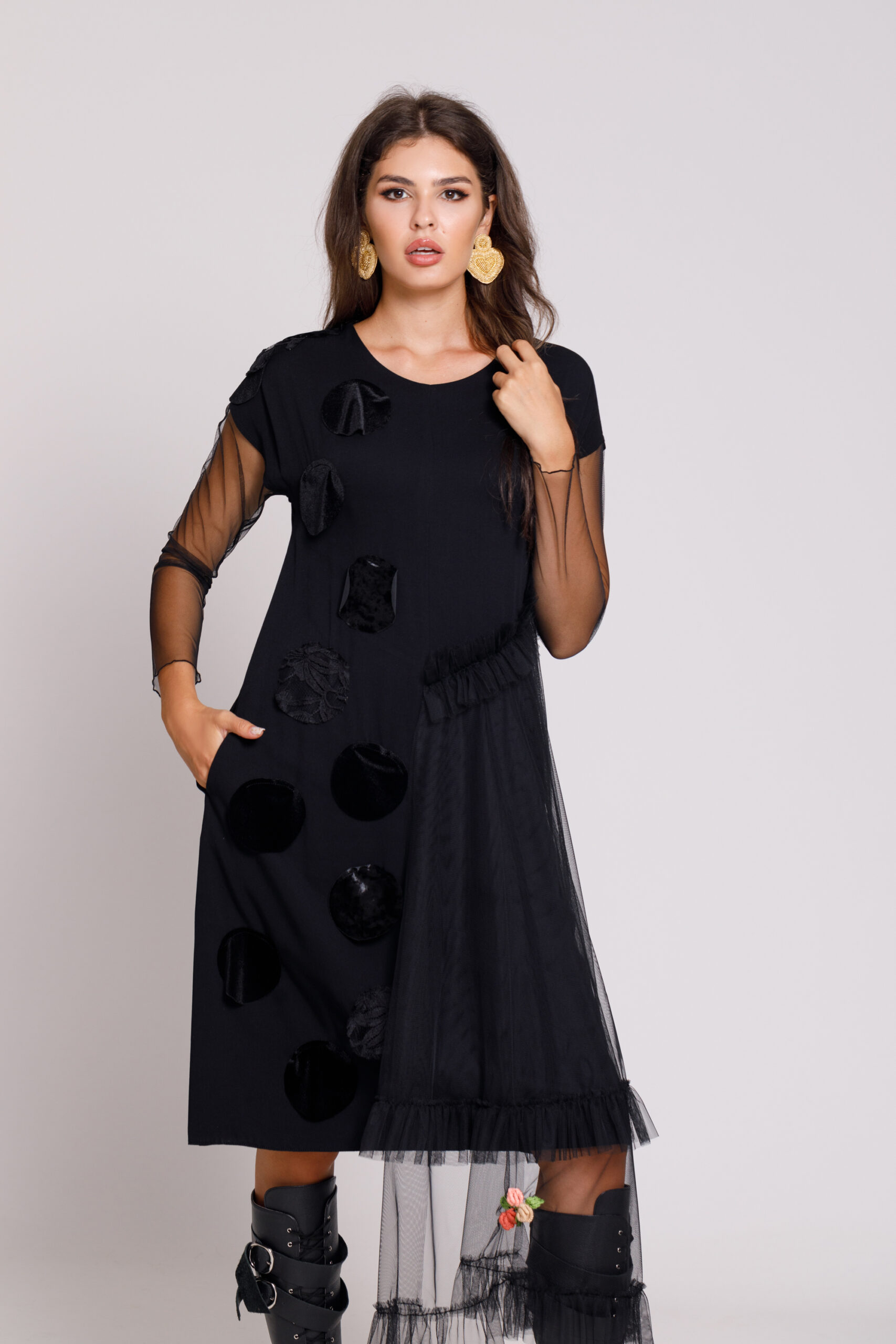 Rochie RAELLE eleganta neagra din viscoza si tul. Materiale naturale, design unicat, cu broderie si aplicatii handmade