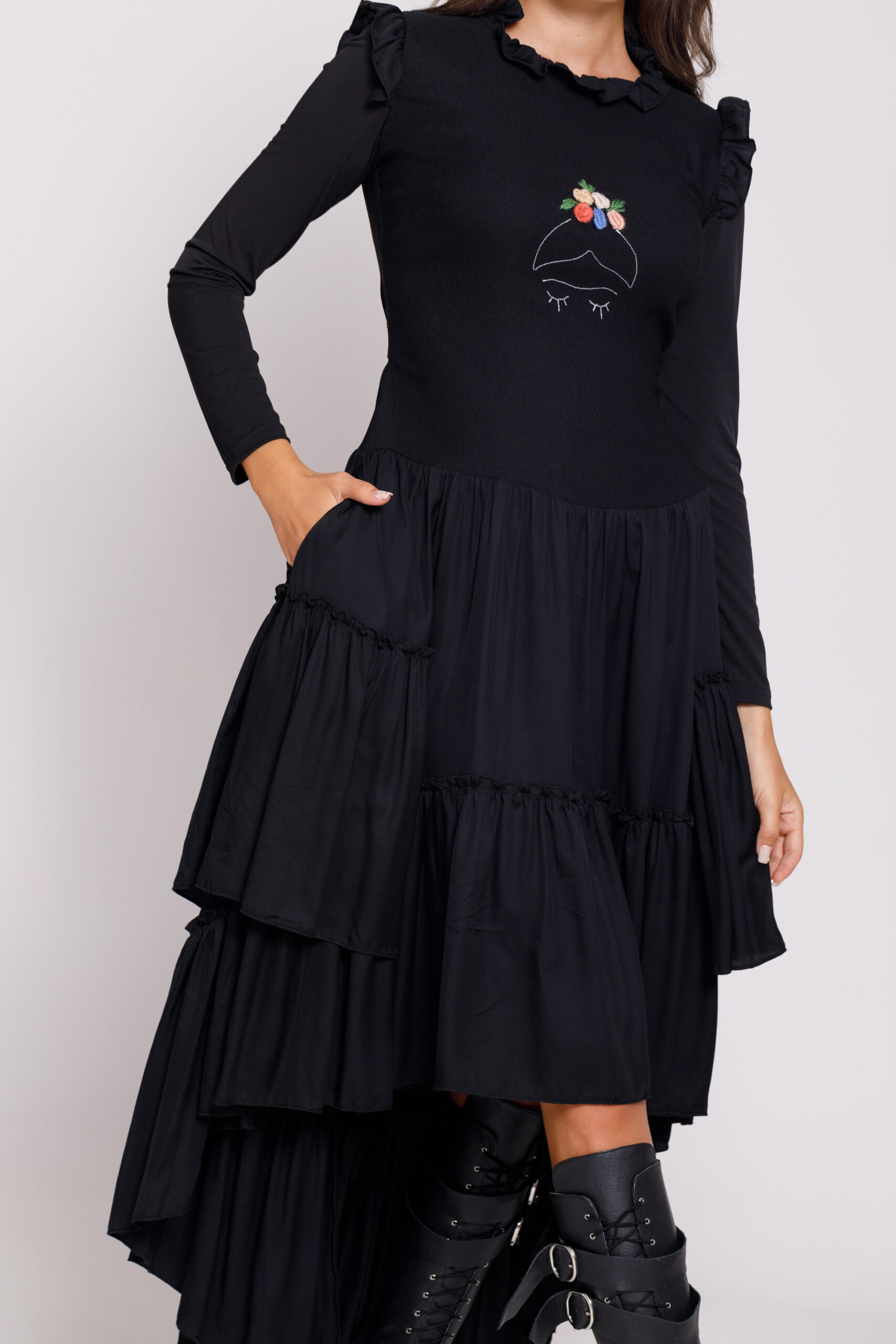 Rochie Valentino casual neagra cu lungime asimetrica. Materiale naturale, design unicat, cu broderie si aplicatii handmade