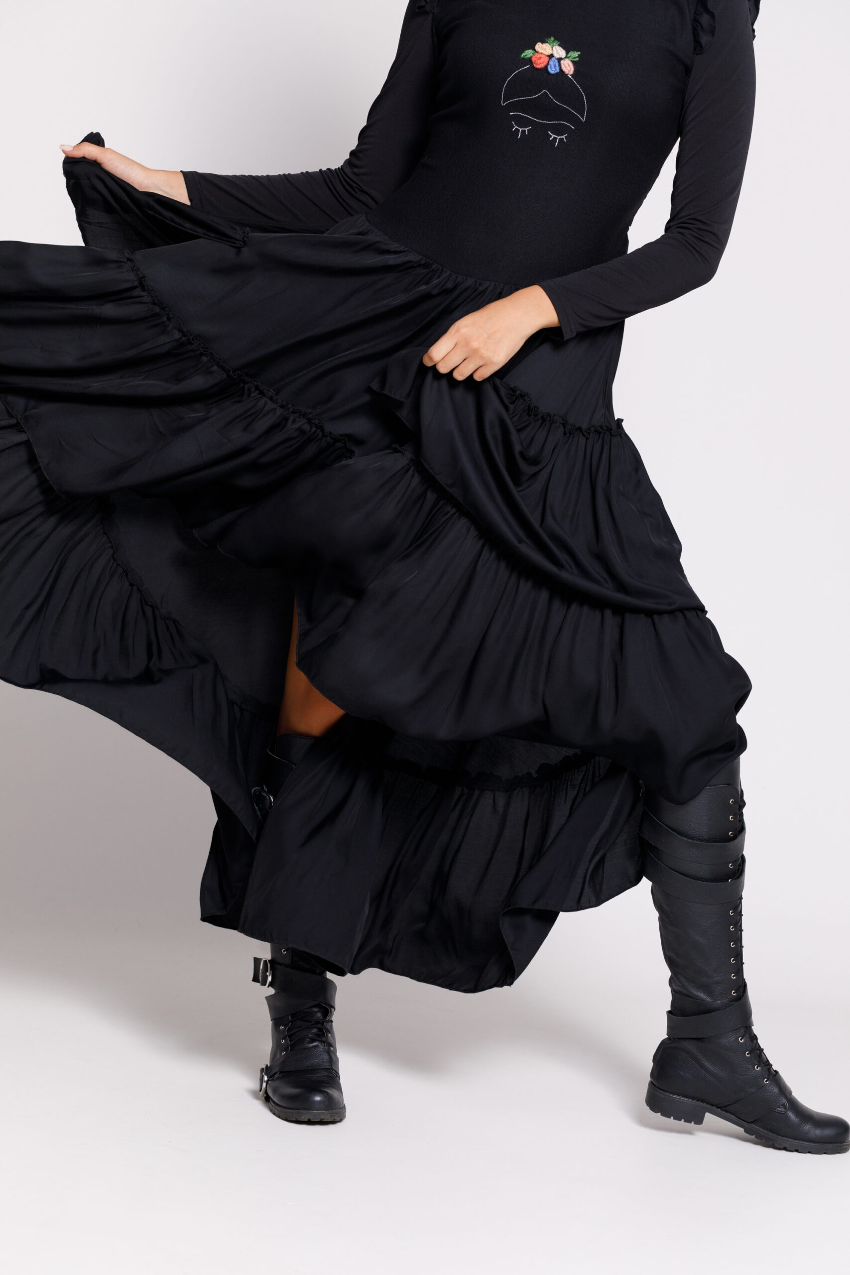 Rochie Valentino casual neagra cu lungime asimetrica. Materiale naturale, design unicat, cu broderie si aplicatii handmade
