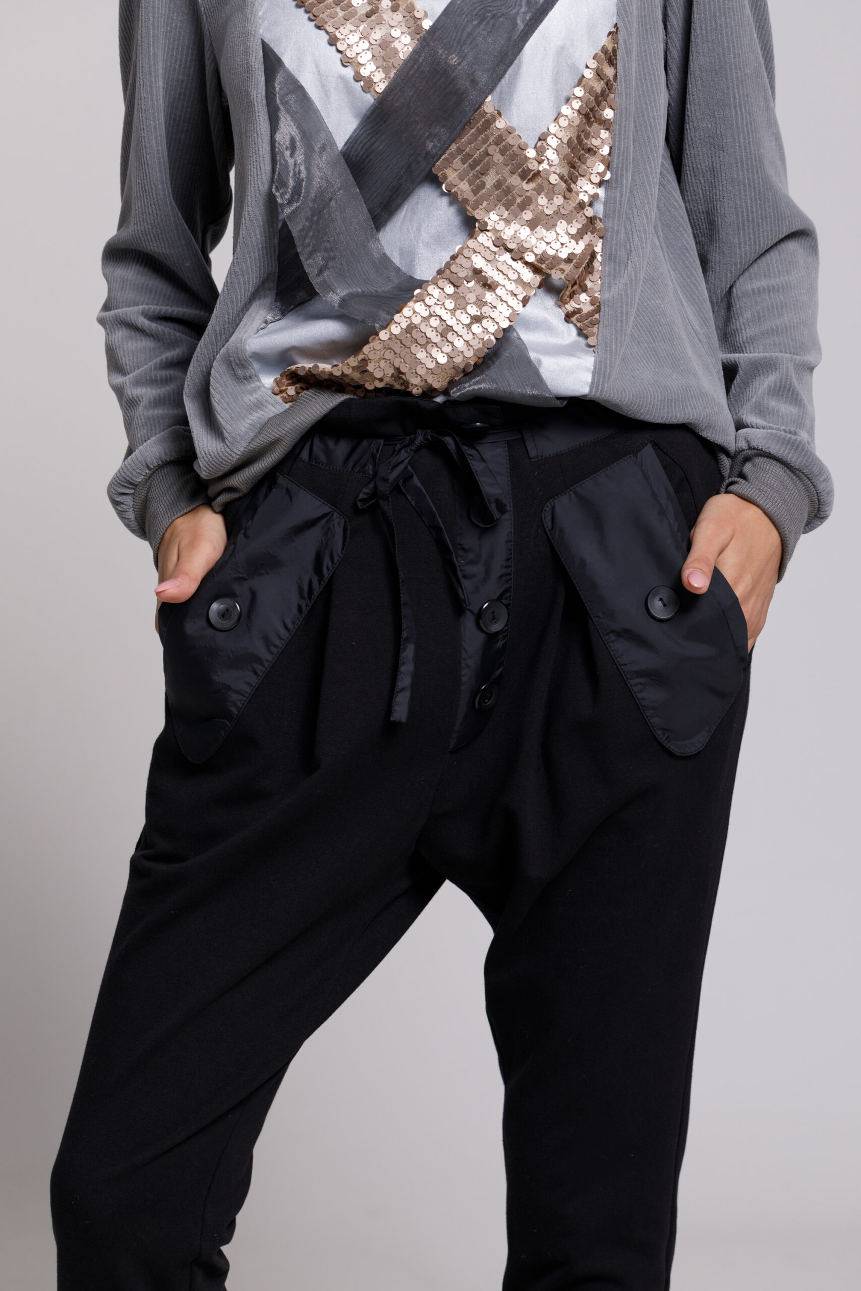 Pantalon NYO casual negru din felpa cu buzunare si clapa. Materiale naturale, design unicat, cu broderie si aplicatii handmade
