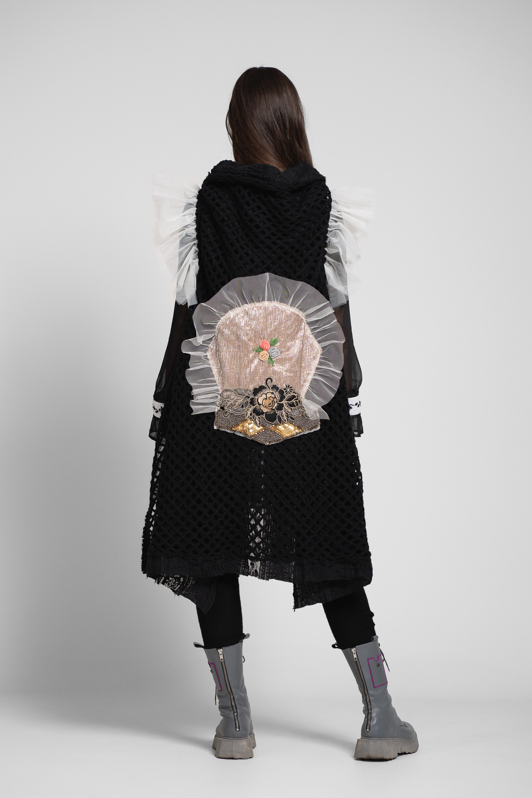 Vesta OISO statement neagra eleganta din tricot. Materiale naturale, design unicat, cu broderie si aplicatii handmade