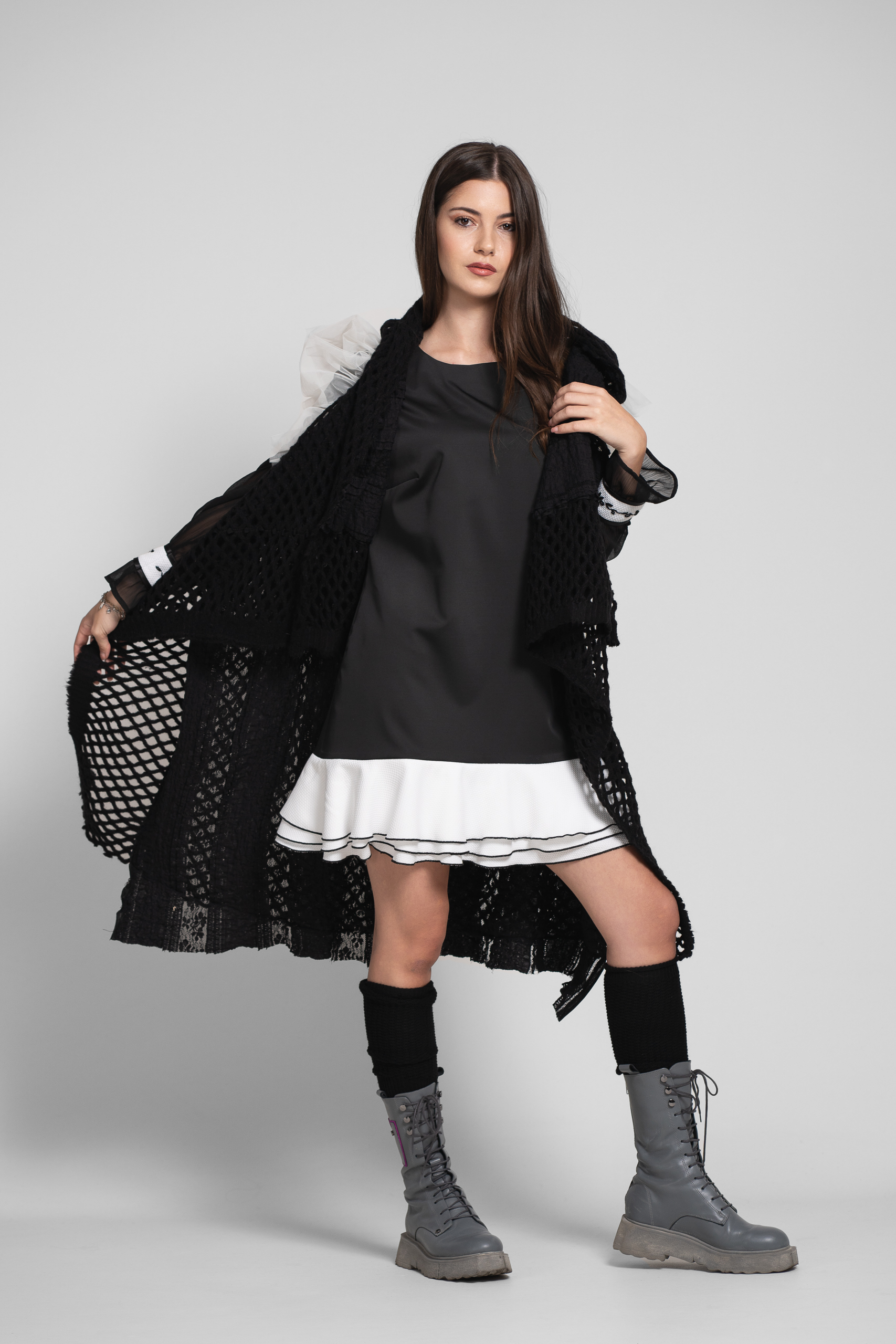 Vesta OISO statement neagra eleganta din tricot. Materiale naturale, design unicat, cu broderie si aplicatii handmade