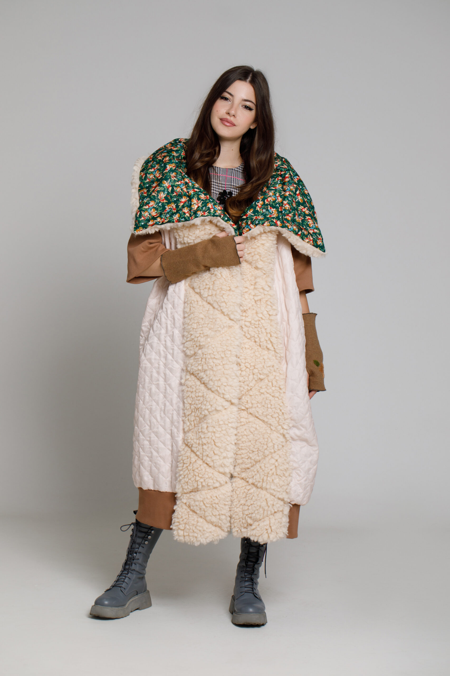 DOMA23 overcoat in printed and quilted green poplin. Natural fabrics, original design, handmade embroidery