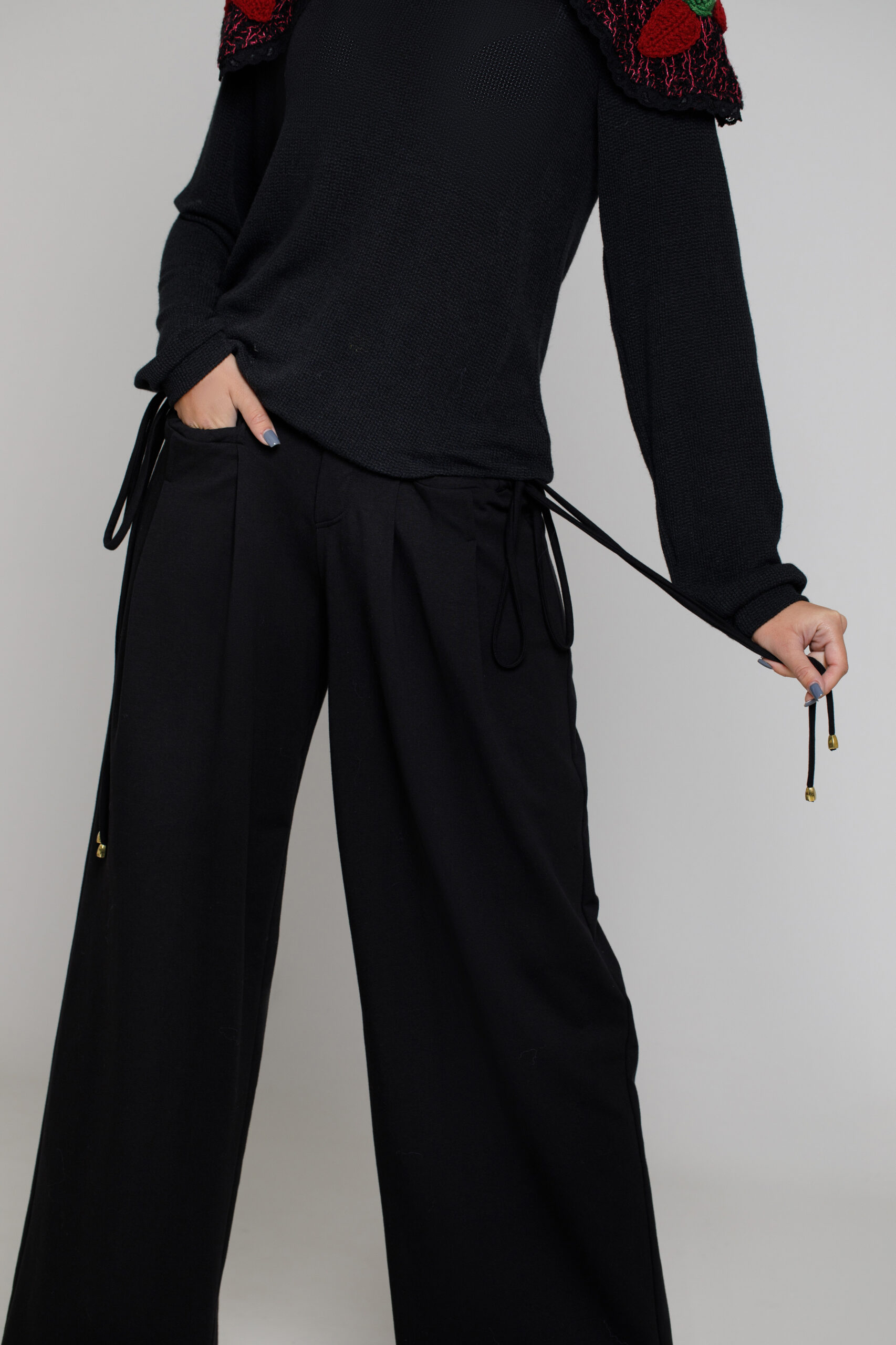 Pantalon BONNIE negru cu pense. Materiale naturale, design unicat, cu broderie si aplicatii handmade
