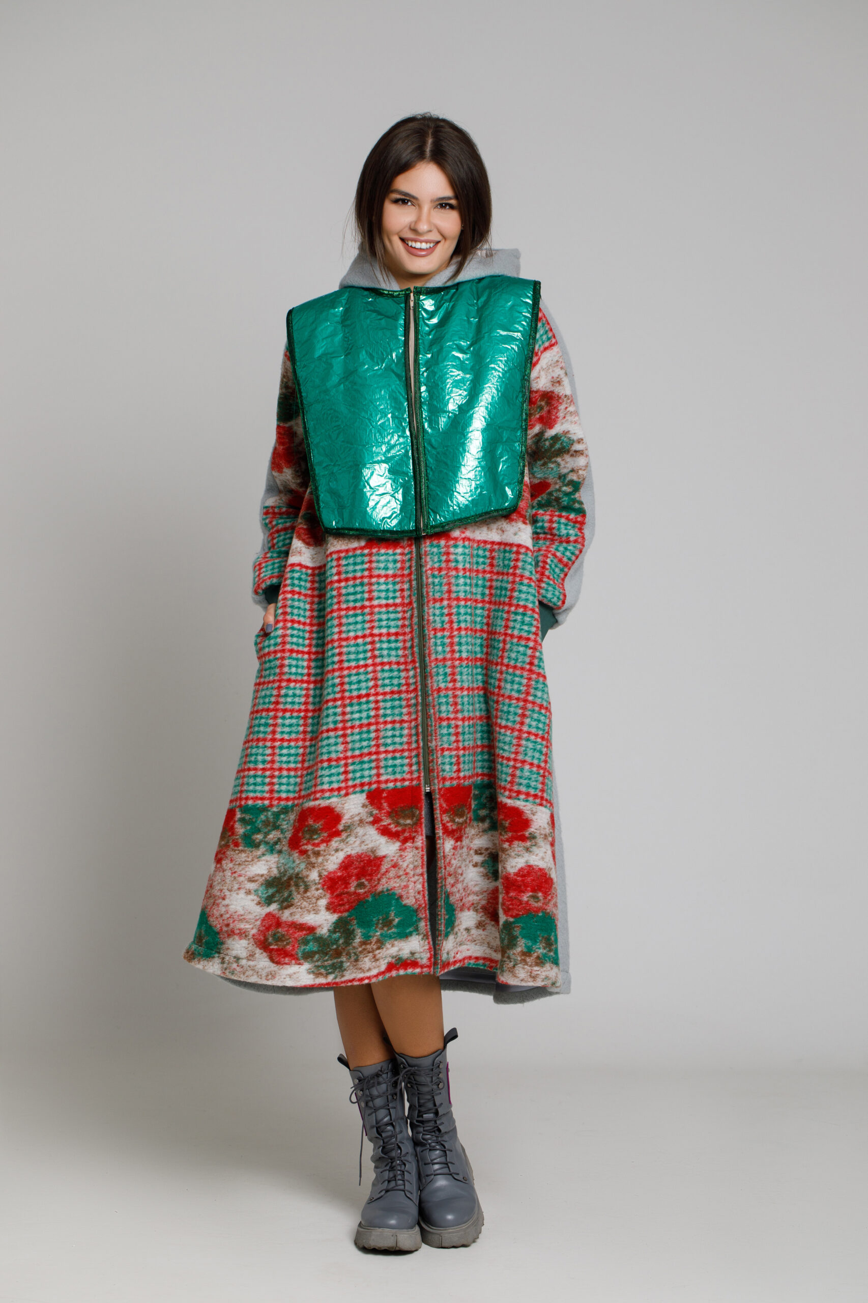 Gray BETINA overcoat with detachable emerald green quilted waistcoat. Natural fabrics, original design, handmade embroidery