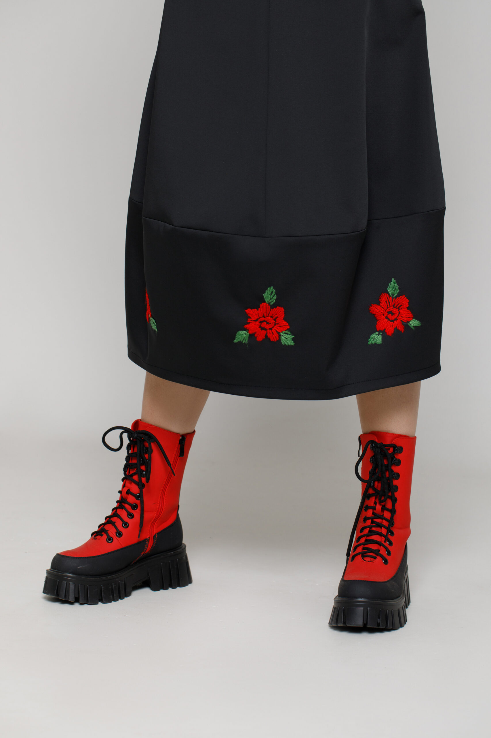 IMMA DRESS IN BLACK TERCOT WITH FLORAL EMBROIDERY. Natural fabrics, original design, handmade embroidery