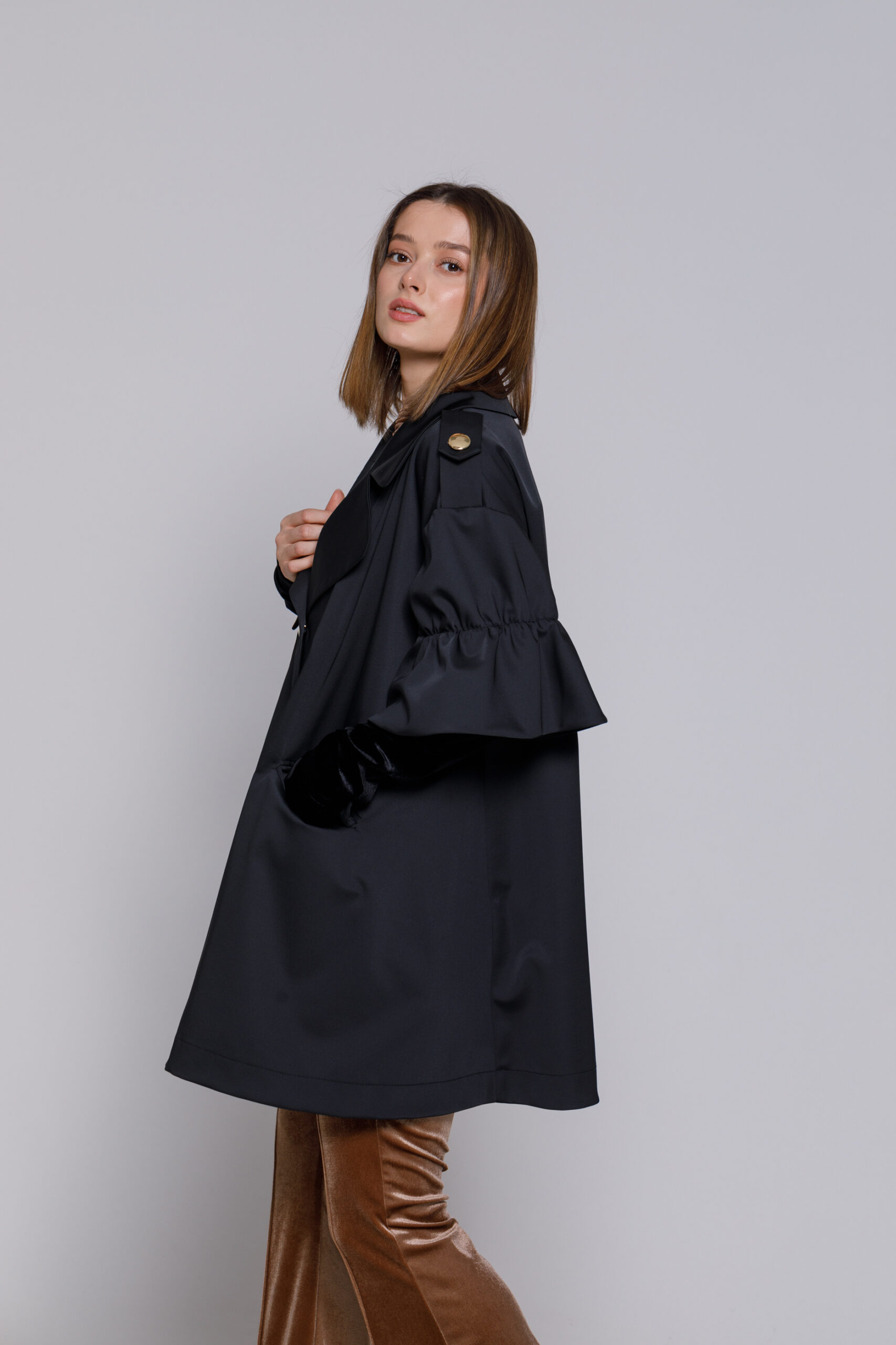 Jacheta CALLIOPE neagra cu volanase pe maneca. Materiale naturale, design unicat, cu broderie si aplicatii handmade