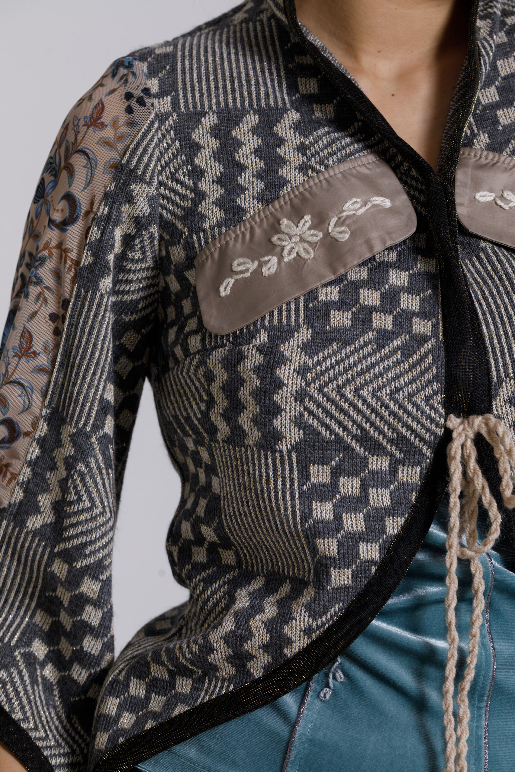 Jacheta OSIRIS cu motive geometrice tricot gri. Materiale naturale, design unicat, cu broderie si aplicatii handmade