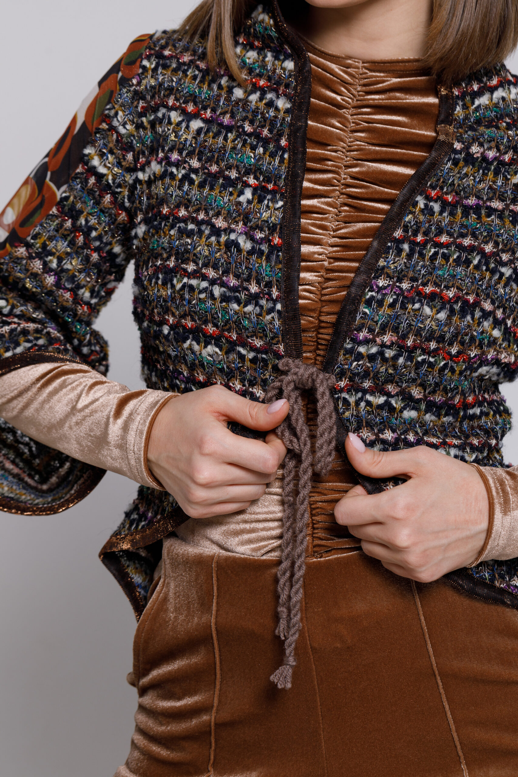 Jacheta OSIRIS aramiu cu motive geometrice tricot multicolor. Materiale naturale, design unicat, cu broderie si aplicatii handmade