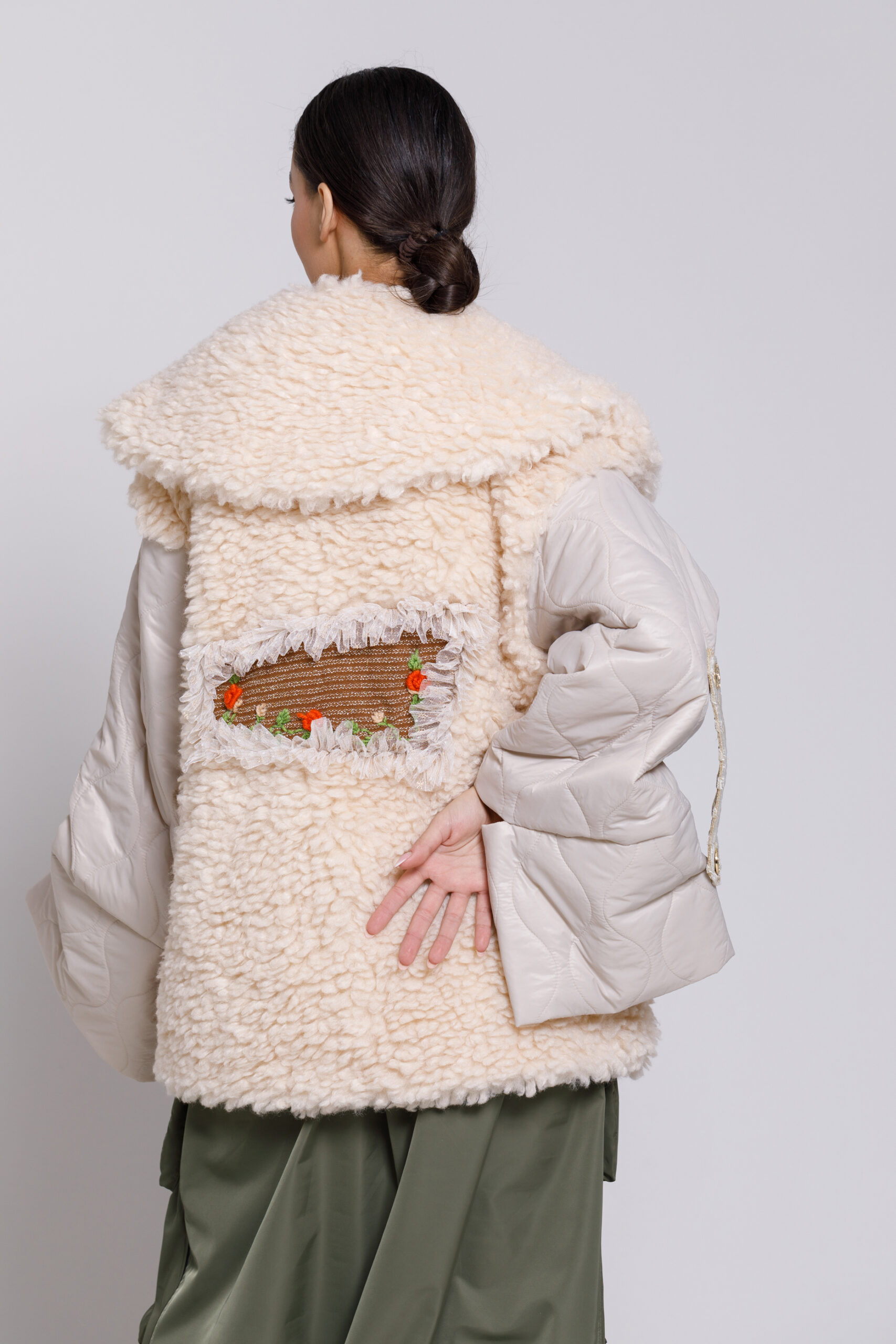 Jacheta LEDA crem din matlasat cu blana. Materiale naturale, design unicat, cu broderie si aplicatii handmade