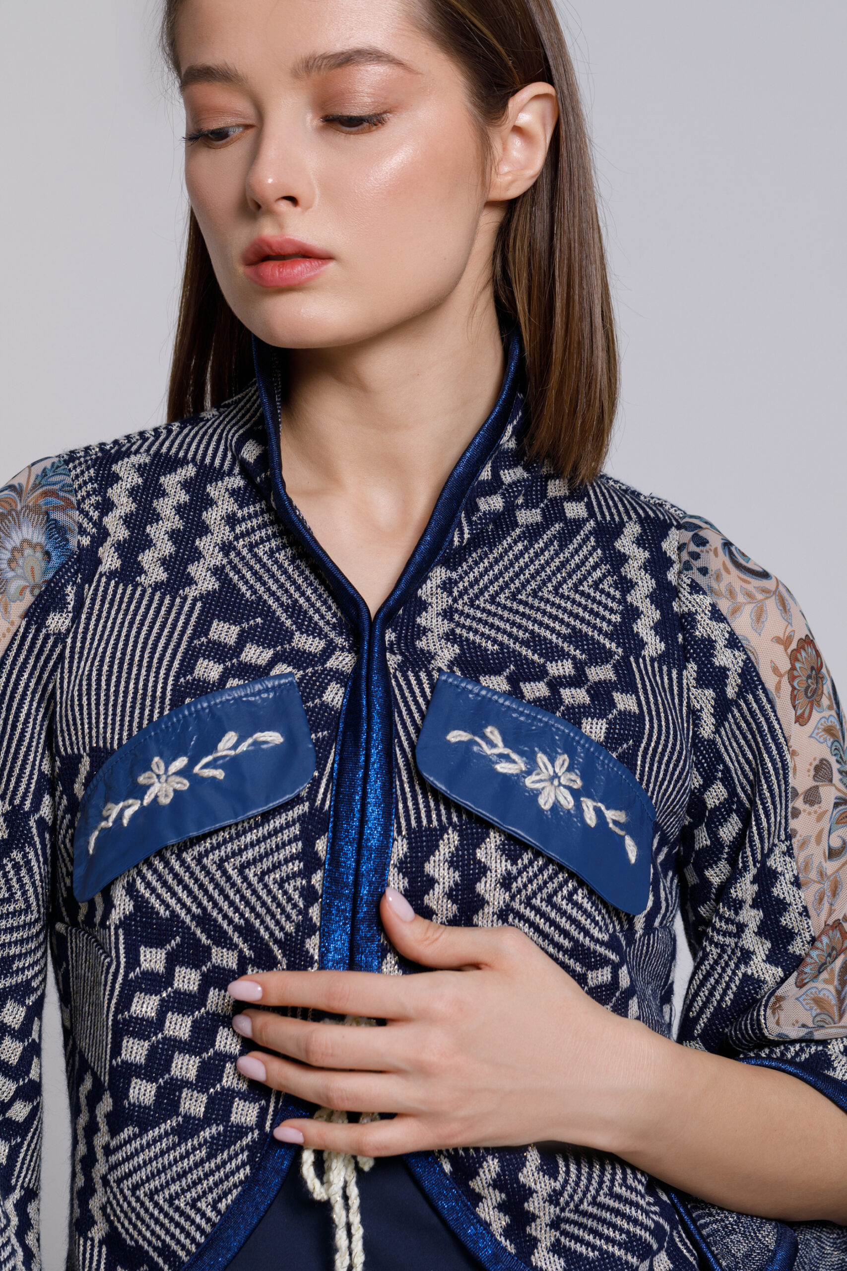 Jacheta OSIRIS cu motive geometrice tricot albastru. Materiale naturale, design unicat, cu broderie si aplicatii handmade