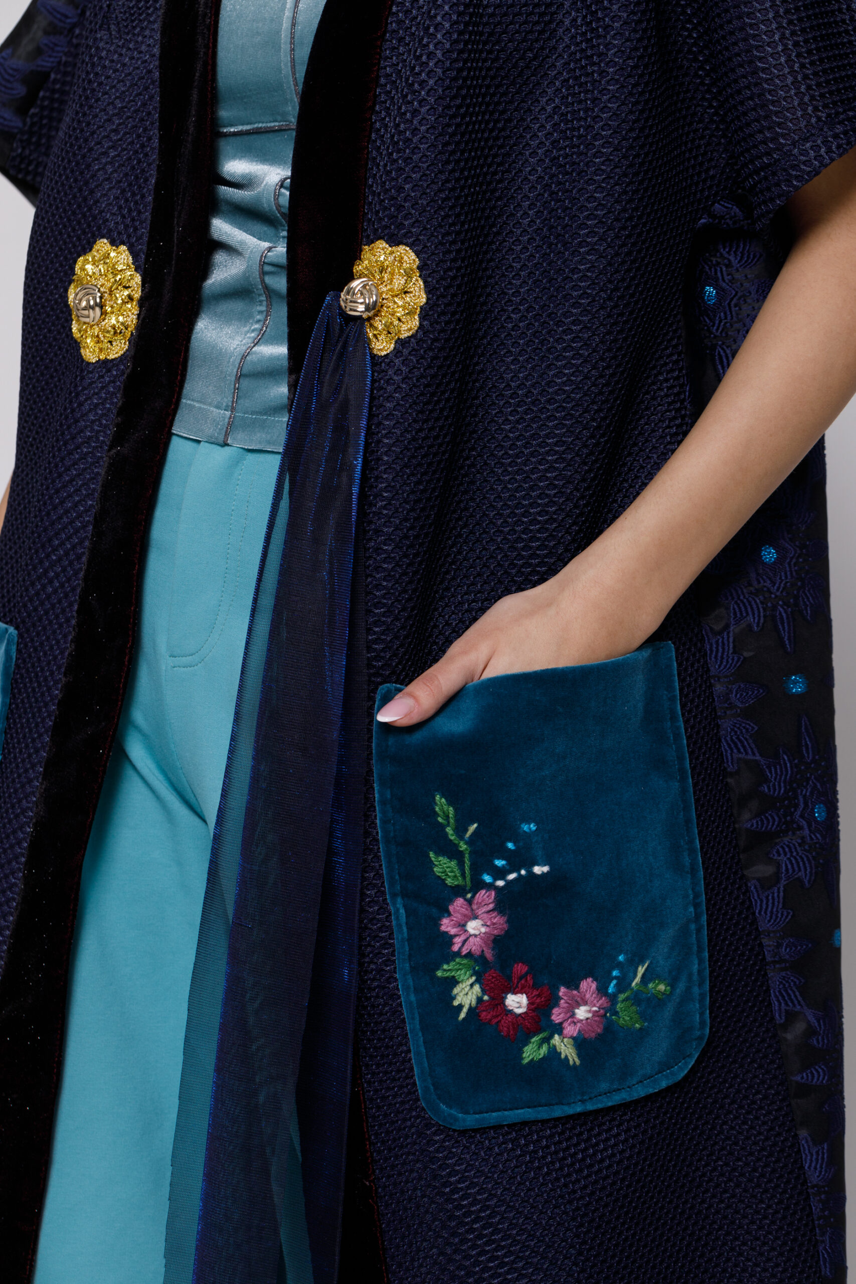 Kimono RAIN bleumarin din brocard cu buzunare de catifea. Materiale naturale, design unicat, cu broderie si aplicatii handmade