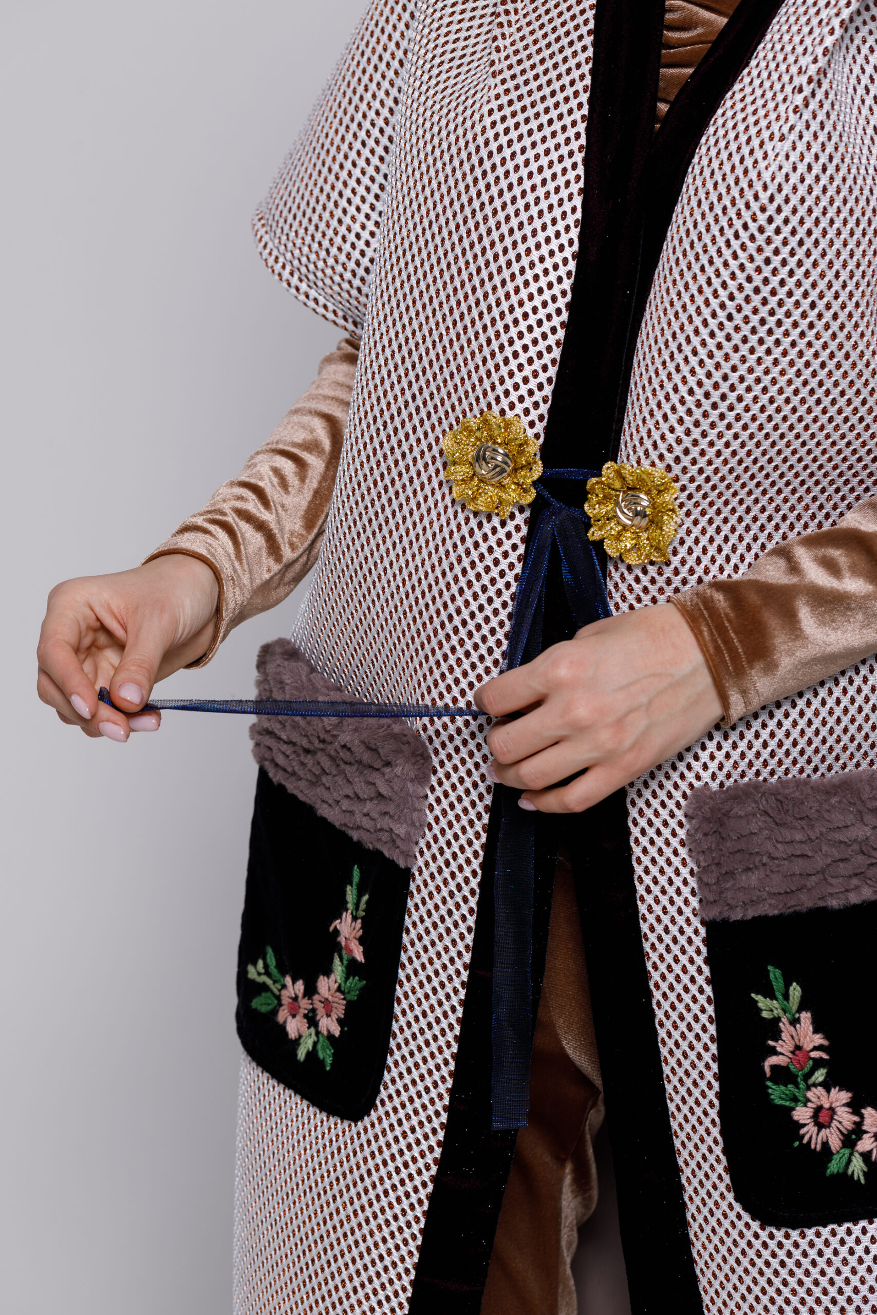 Kimono RAIN crem din scuba cu buzunare din catifea. Materiale naturale, design unicat, cu broderie si aplicatii handmade