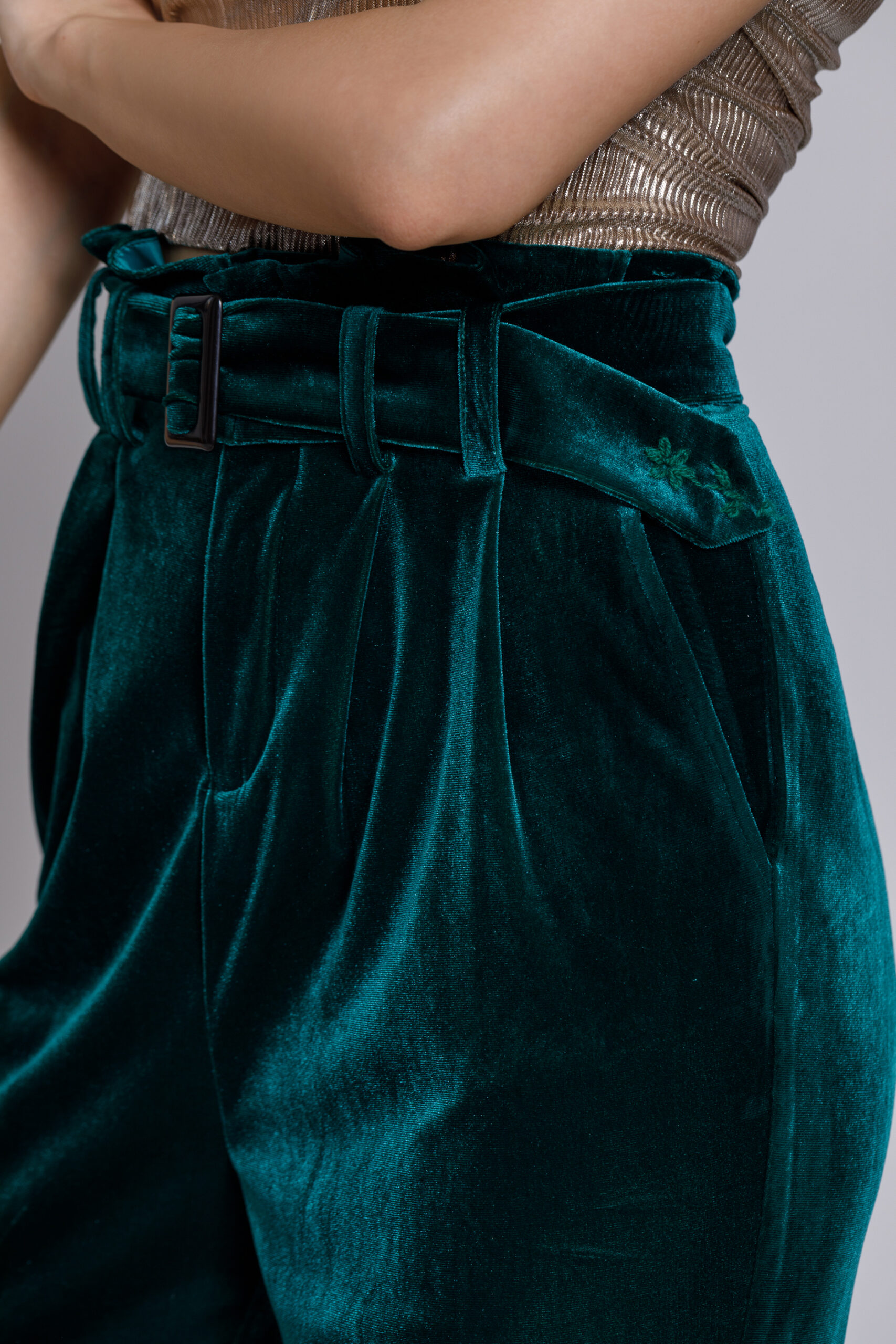 Pantalon CARMEN din catifea verde smarald cu curea. Materiale naturale, design unicat, cu broderie si aplicatii handmade