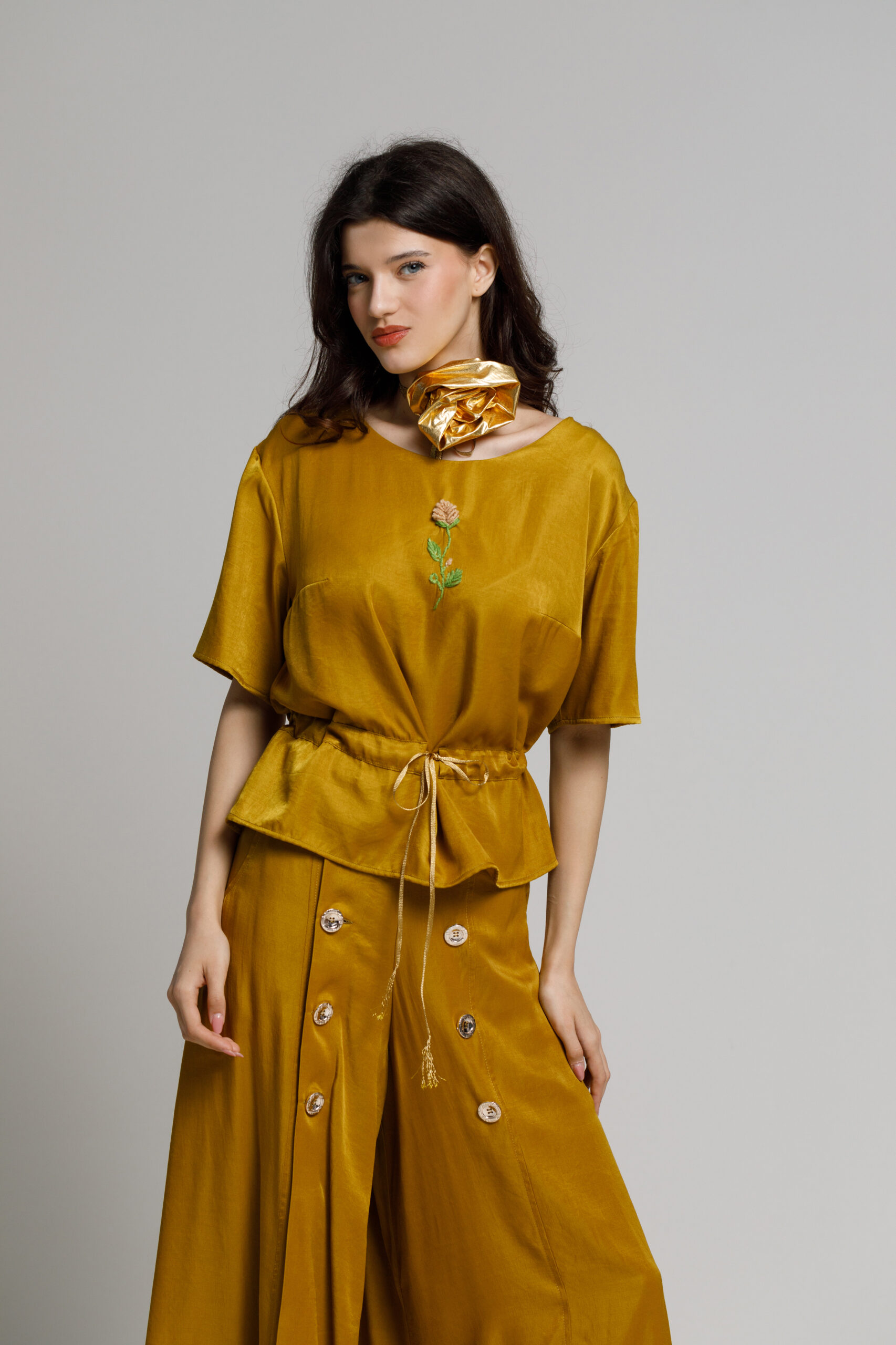 Bluza BERRY bronz auriu cu snur in talie. Materiale naturale, design unicat, cu broderie si aplicatii handmade