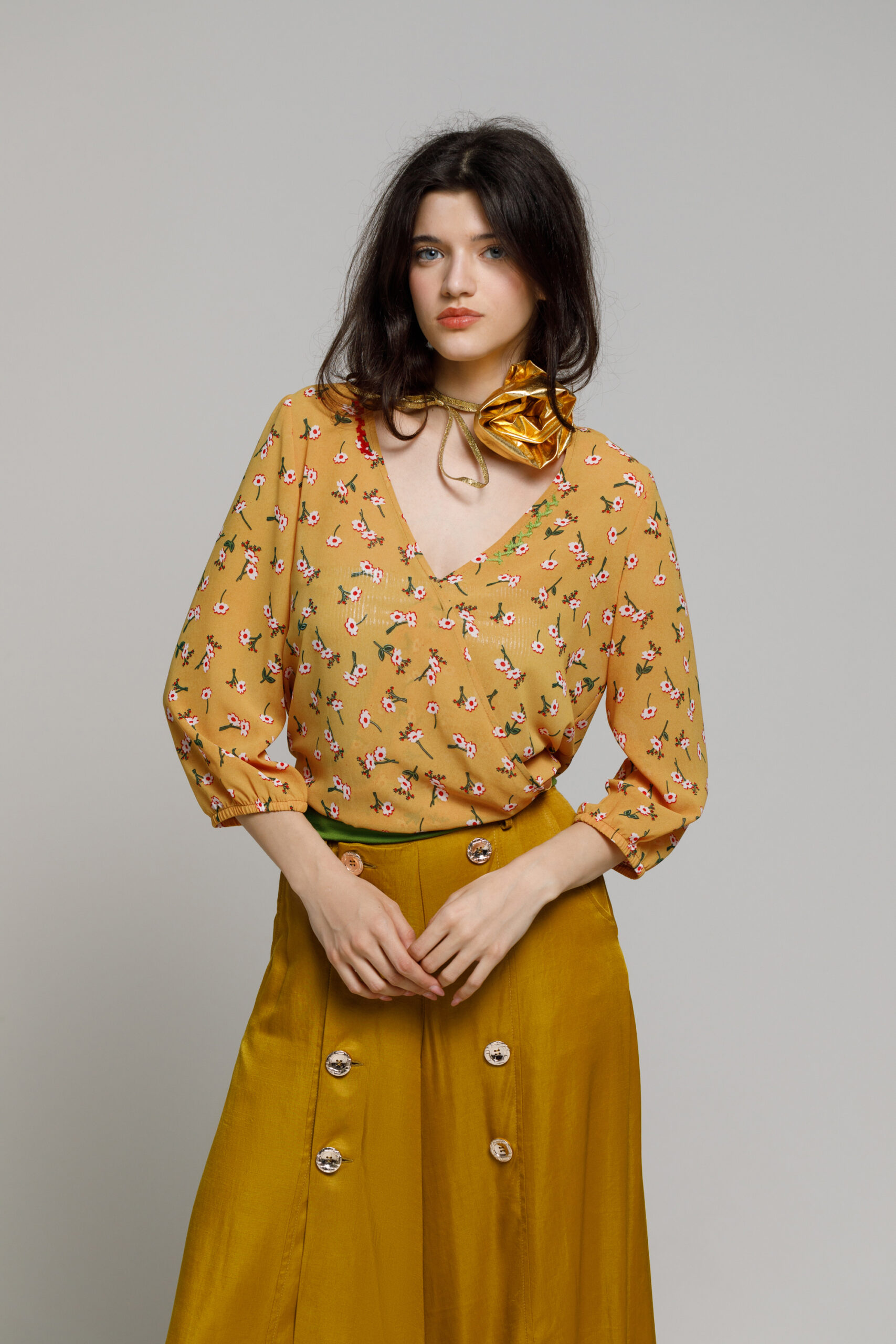 Bluza VIOLA24  mustar cu imprimeu floral din voal. Materiale naturale, design unicat, cu broderie si aplicatii handmade